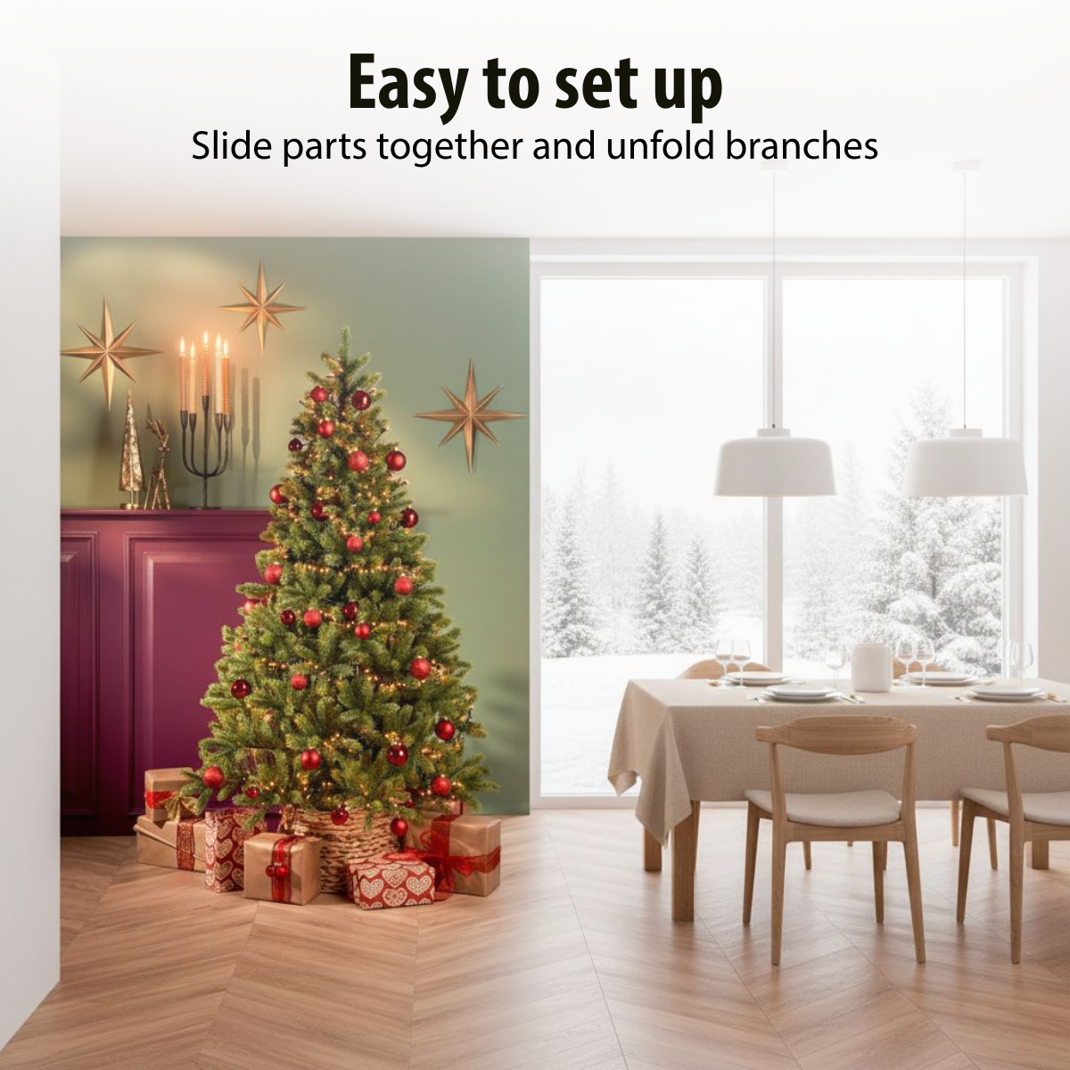 Een versierde kerstboom met rode versieringen en lampjes staat naast een open haard. Cadeaus staan aan de basis. Een eettafel is gedekt.