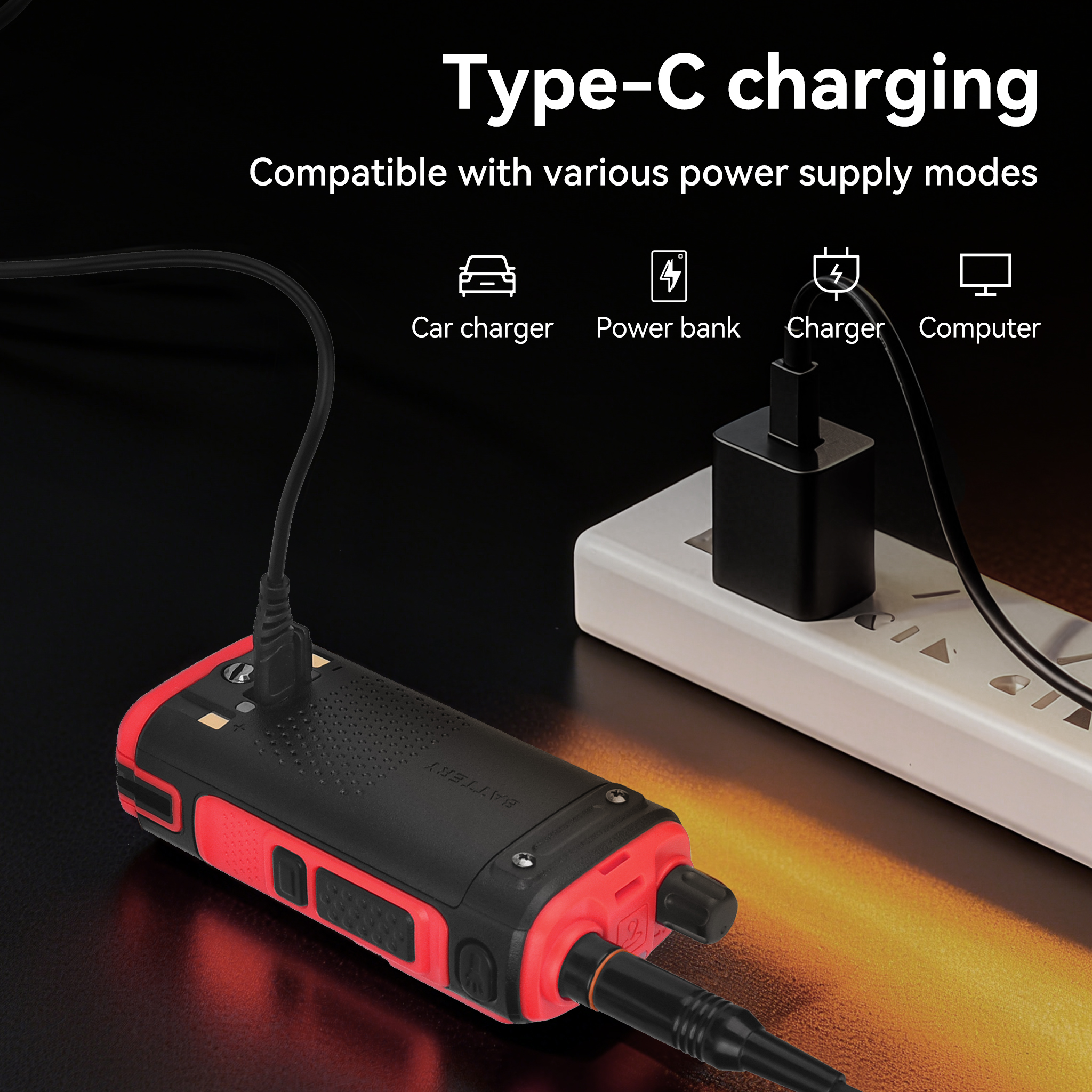 Un dispositivo rosso e nero si sta caricando. Mostra la ricarica di tipo C con caricabatterie per auto, power bank, caricatore e computer.