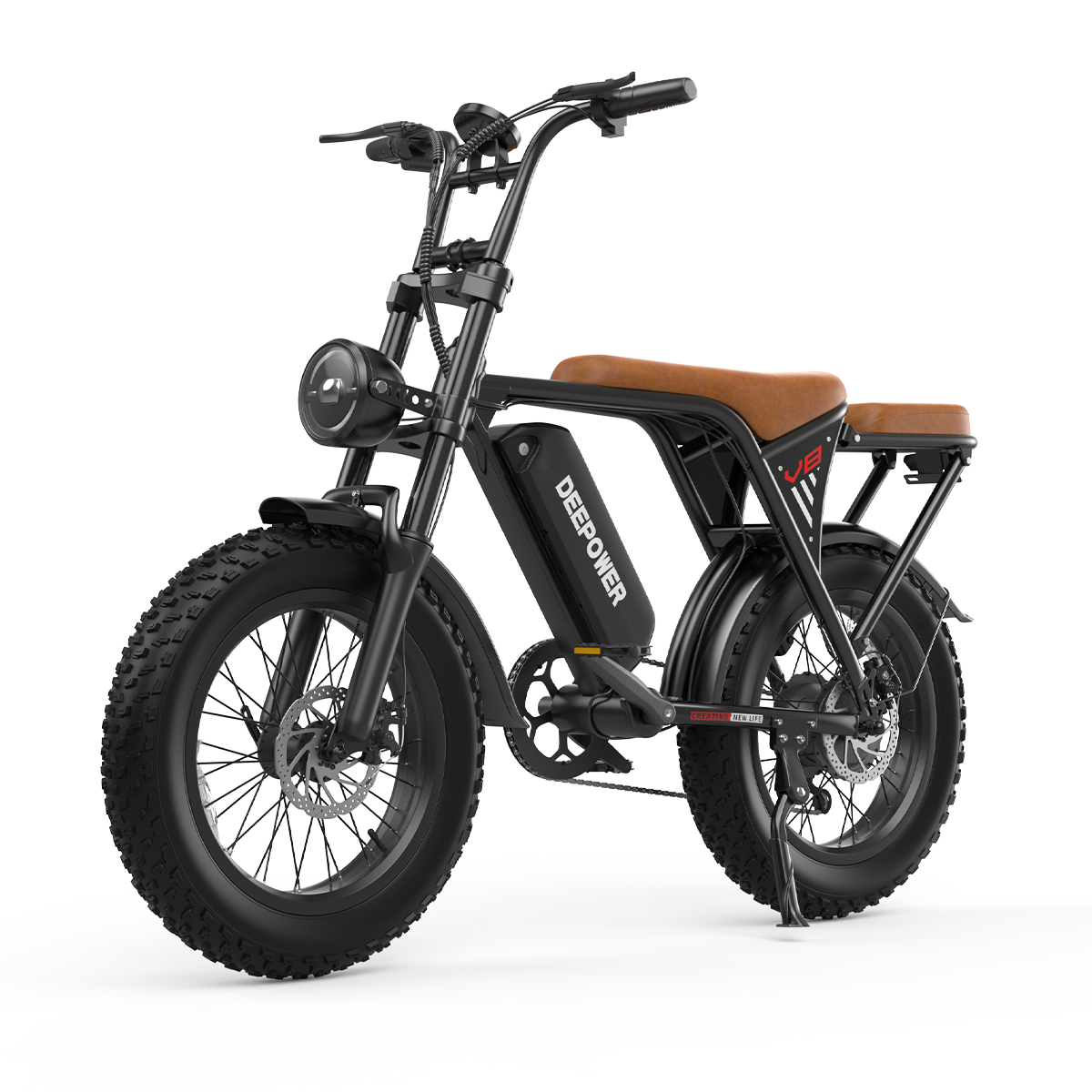 Czarny rower elektryczny na białym tle. Cechy: brązowe siedzenie, grube opony i przedni reflektor.