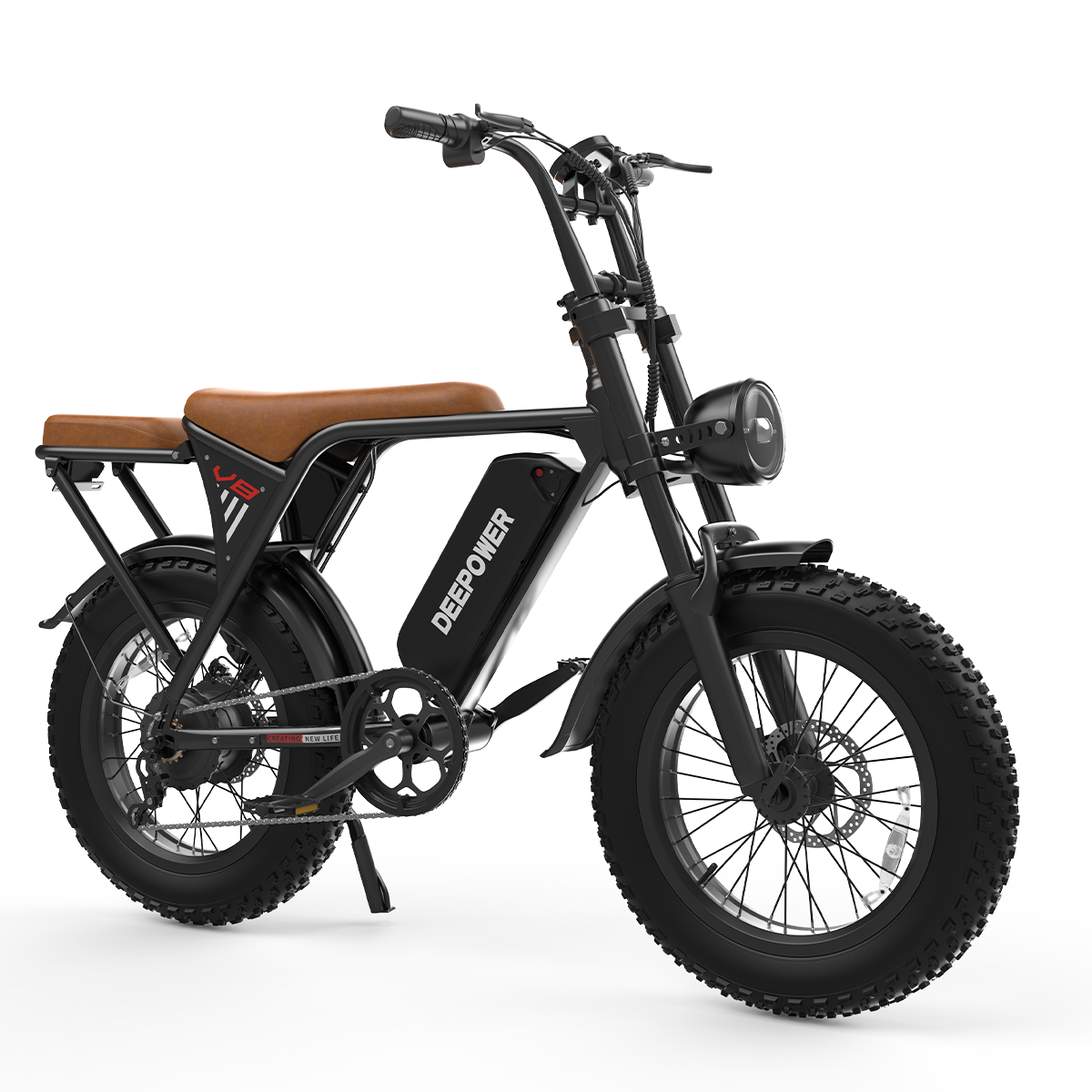 Czarny rower elektryczny DEEPOWER z brązowym siedzeniem. Ma reflektor, grube opony i akumulator. Tło jest białe.