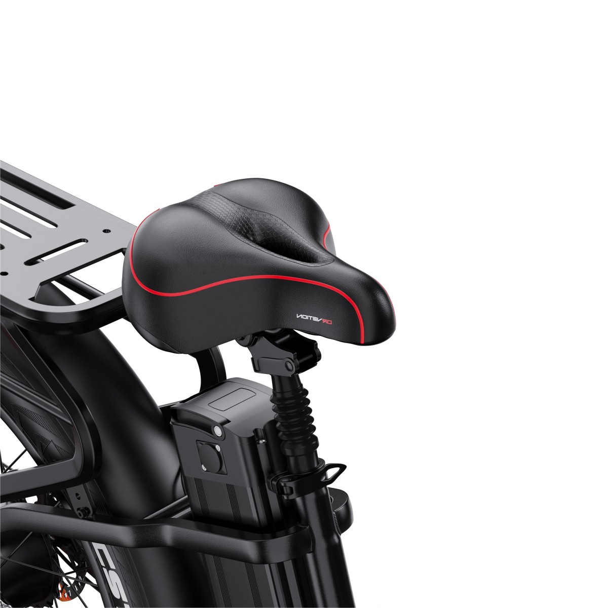 Czarne siodełko rowerowe z czerwoną lamówką. Siodełko znajduje się na czarnym rowerze z bagażnikiem. Tło jest białe.