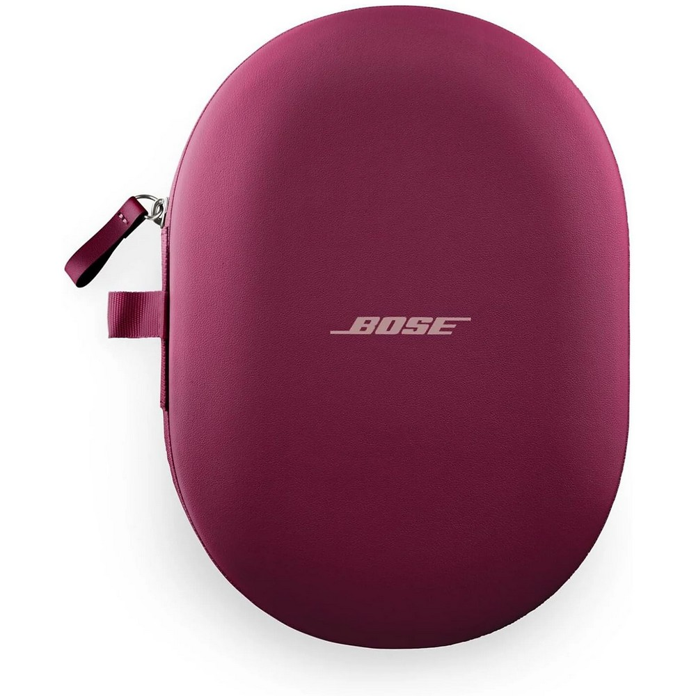Ein maroonfarbenes Bose-Kopfhörer-Etui liegt auf einer weißen Oberfläche. Es hat einen Reißverschluss, einen Griff und das Bose-Logo.