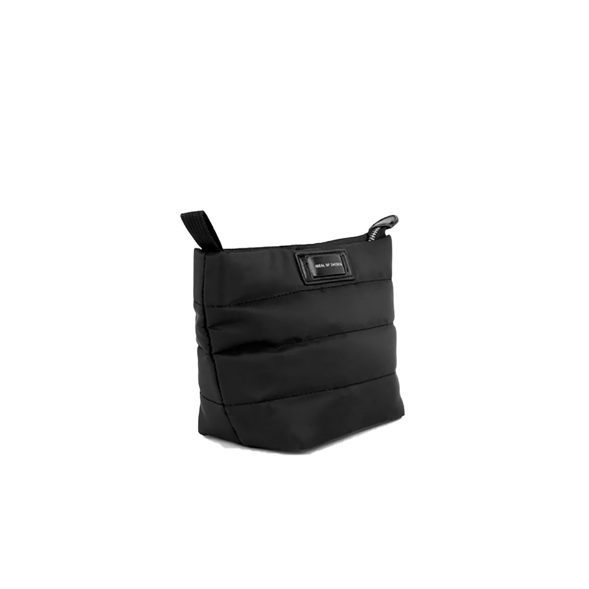 Eine schwarze, rechteckige, gesteppte Tasche mit kleinem Griff und Reißverschluss. Die Tasche trägt die Aufschrift "IDEAL OF SWEDEN".