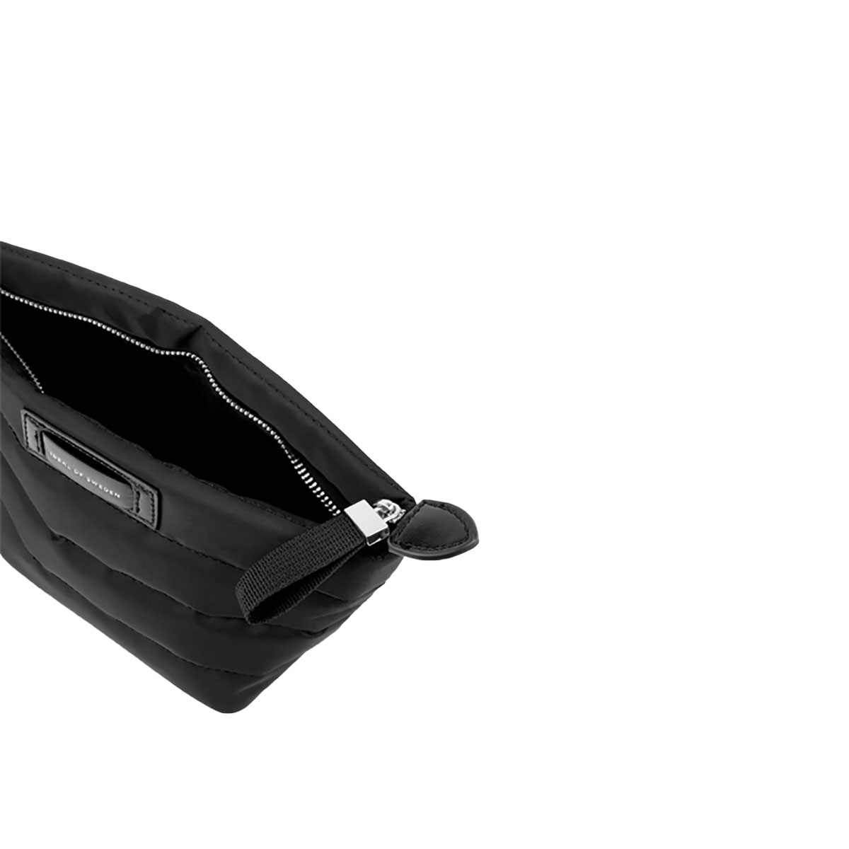 Eine schwarze, gesteppte Tasche mit Reißverschluss wird diagonal dargestellt. Die Tasche ist geöffnet und gibt ihr Inneres frei.