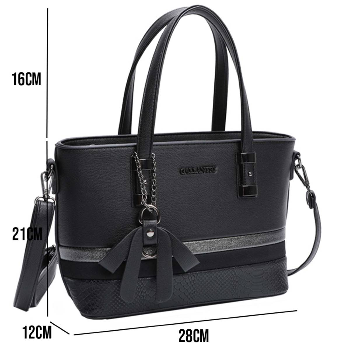Un bolso negro con dimensiones etiquetadas. Tiene asas, una correa para el hombro y una borla decorativa. La marca es visible.