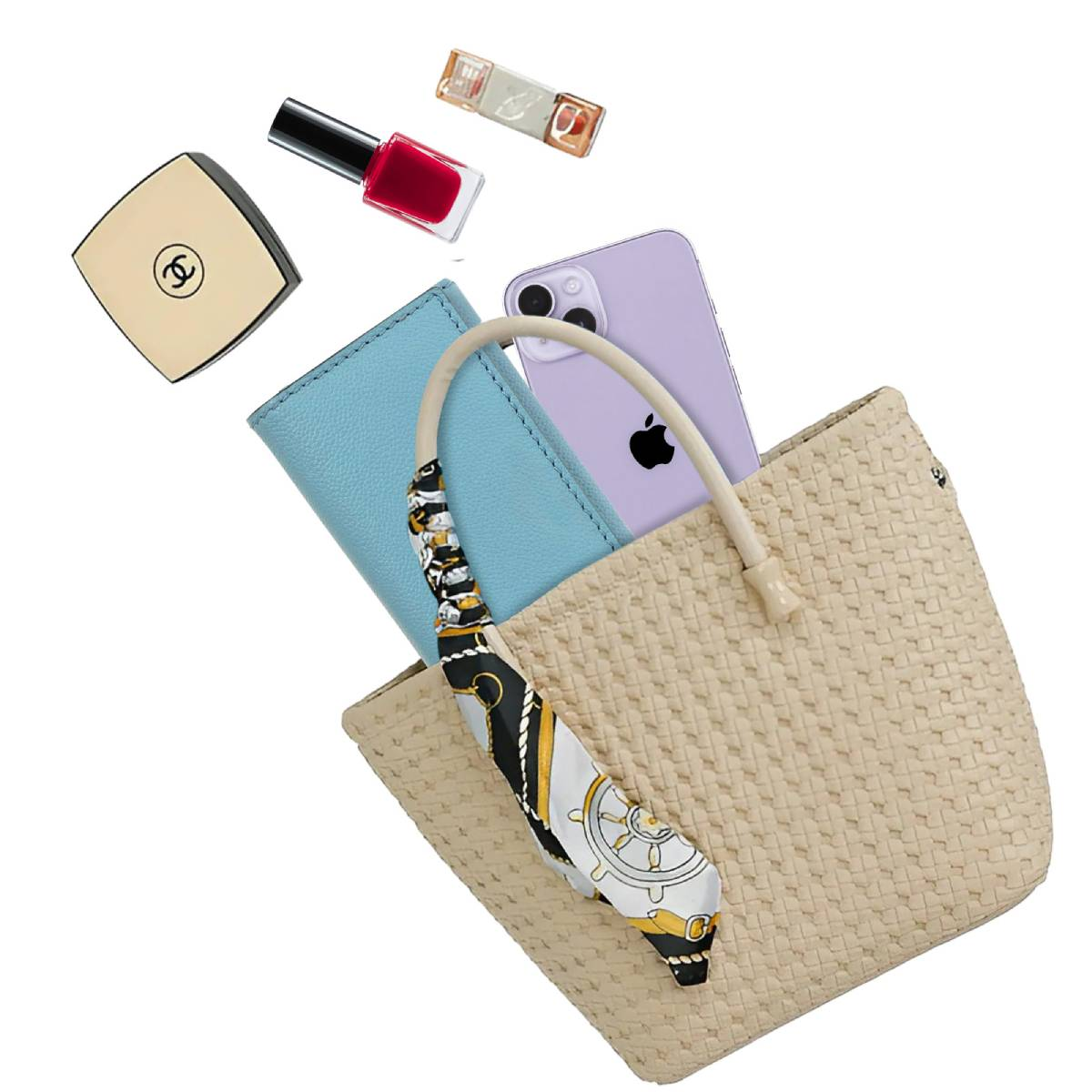 Una bolsa beige tejida contiene una cartera azul, un teléfono morado y una bufanda estampada. Cosméticos dispersos alrededor de la bolsa.