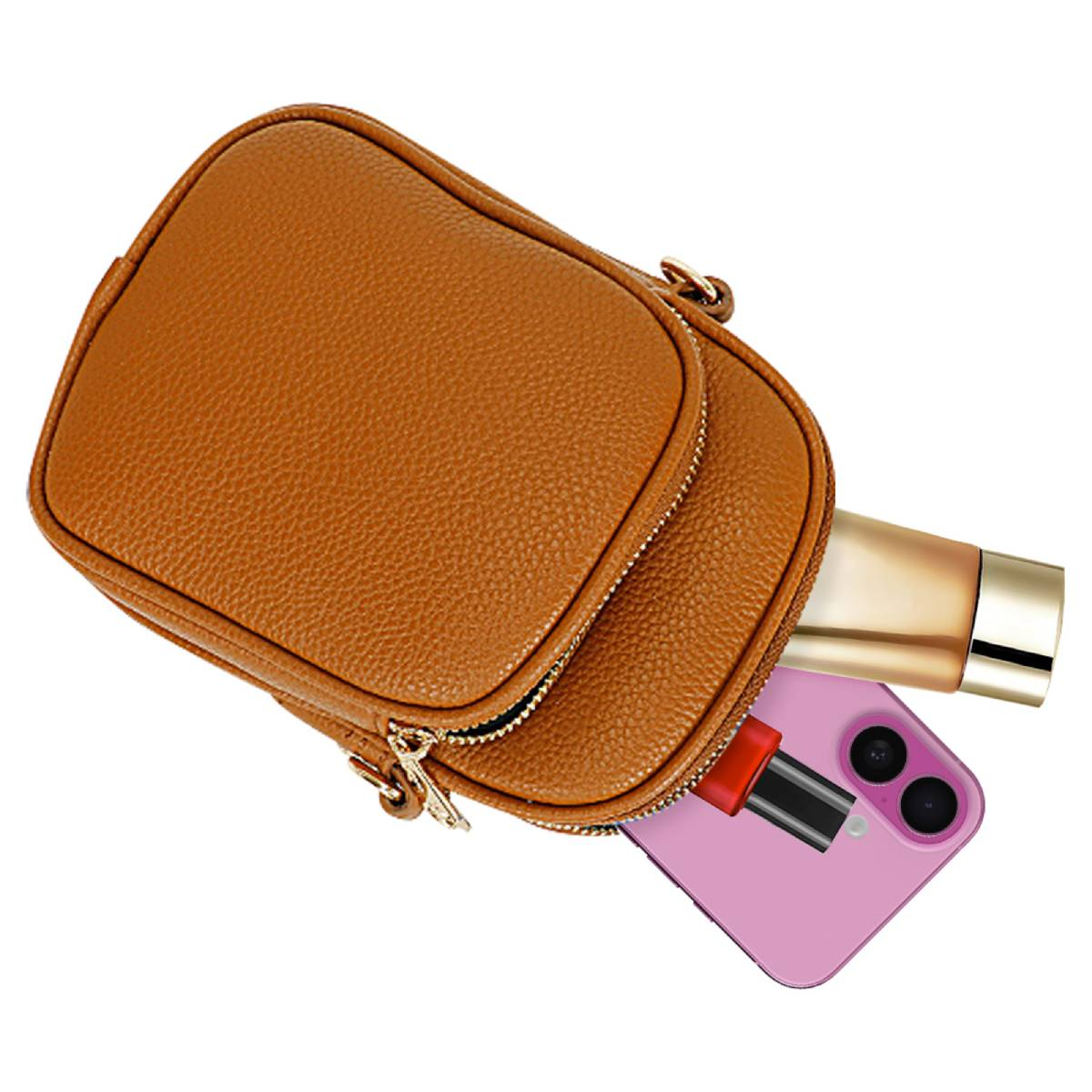 Un bolso de cuero marrón, con un teléfono rosa, lápiz labial y una botella de base dentro. Aislado sobre fondo blanco.