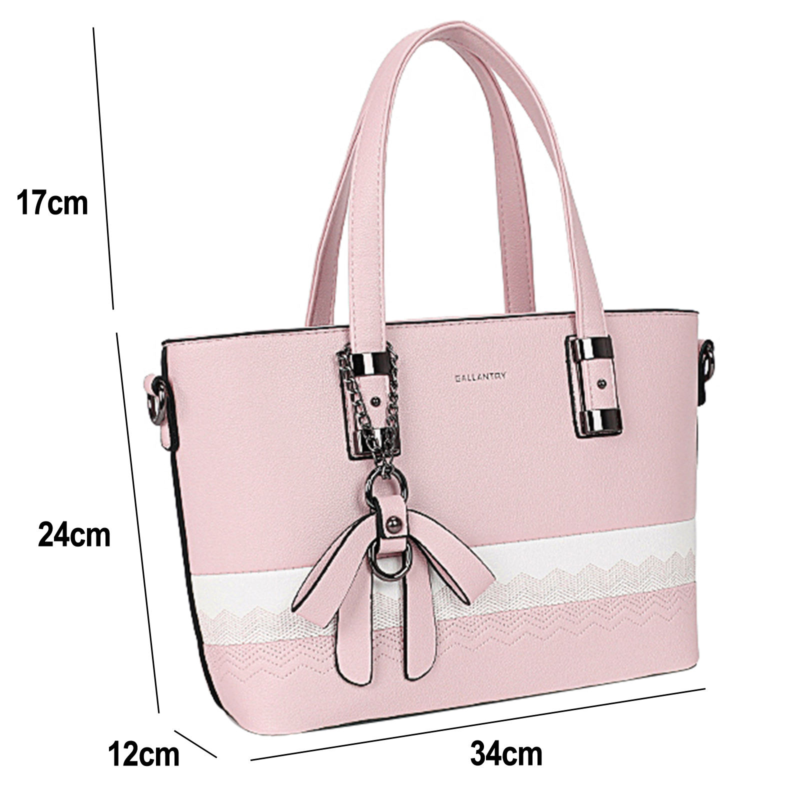 Bolso rosa con asas, dimensiones marcadas. Franja blanca con encaje. Detalles plateados y un dije.