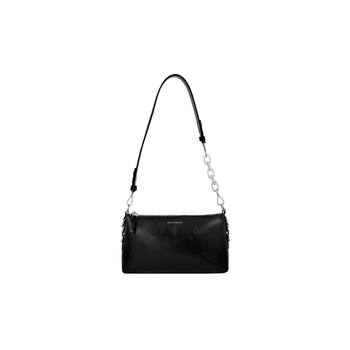 Una borsa in pelle nera con tracolla a catena argentata e cinturino nero. Lo sfondo è bianco.