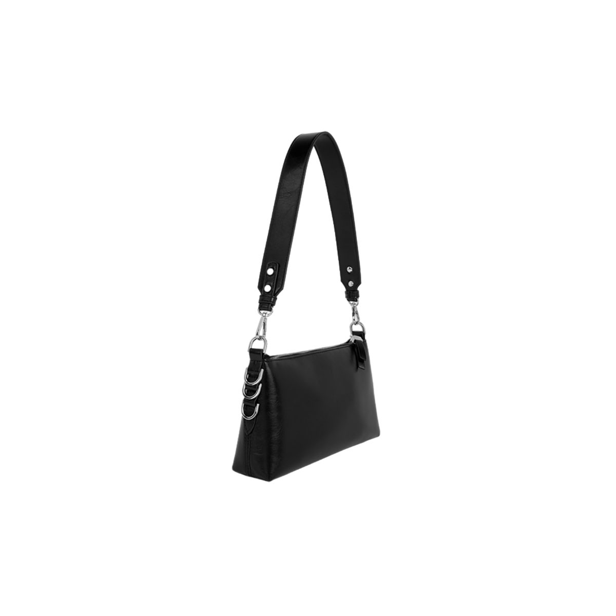 Una borsa in pelle nera con una lunga tracolla è appesa davanti a uno sfondo bianco. La borsa ha una catena d'argento.