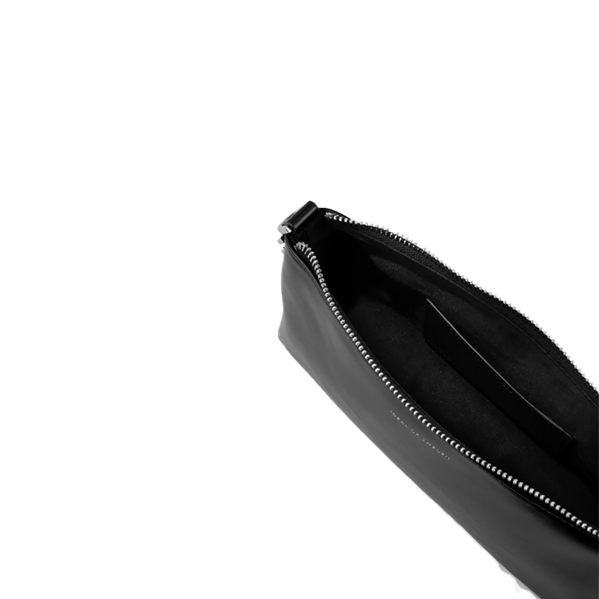 Una pochette di pelle nera con cerniera è aperta, rivelando un interno scuro. La pochette è posizionata diagonalmente su sfondo bianco.