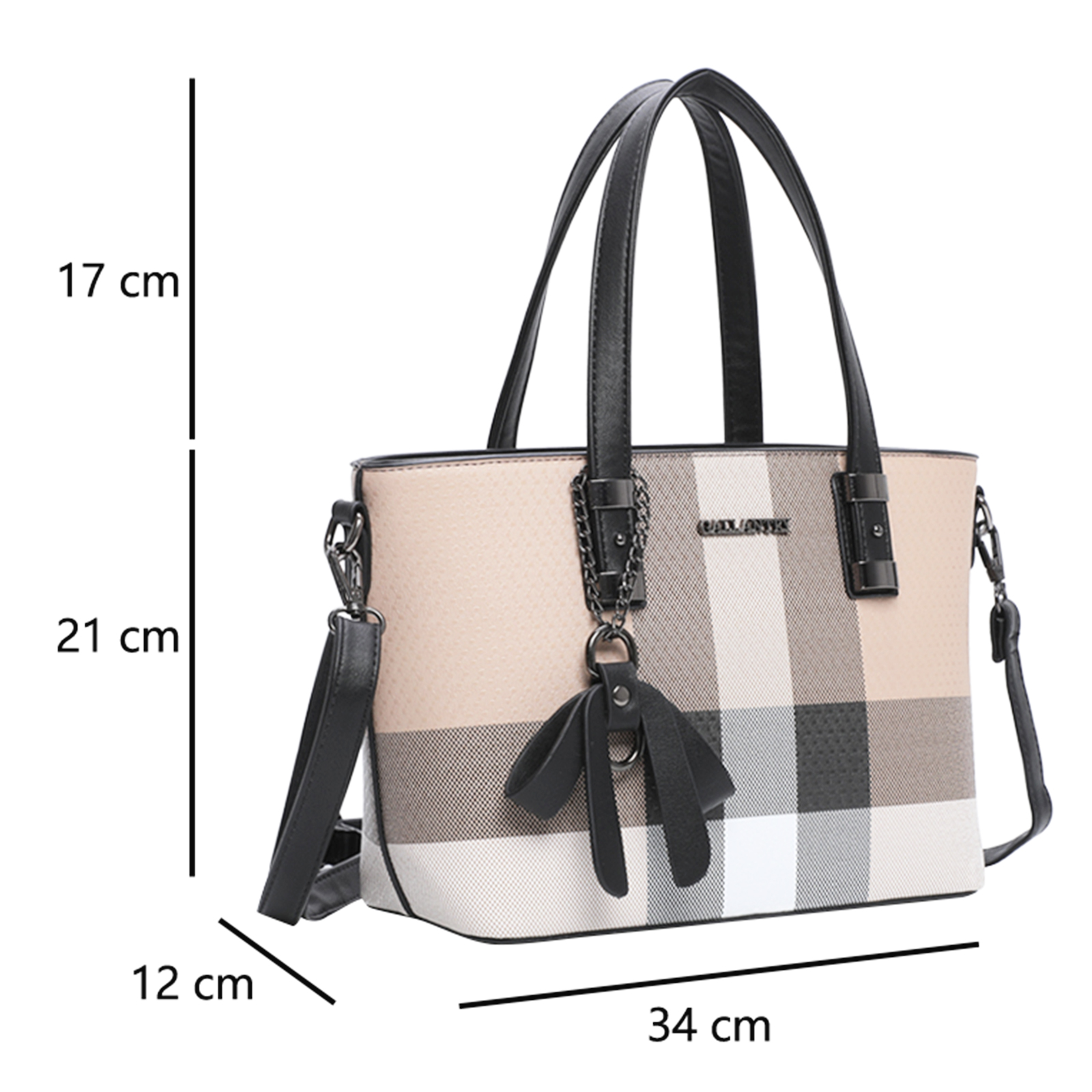 Un bolso tote beige y a cuadros con asas negras, una correa para el hombro y una borla negra. Las dimensiones son visibles.