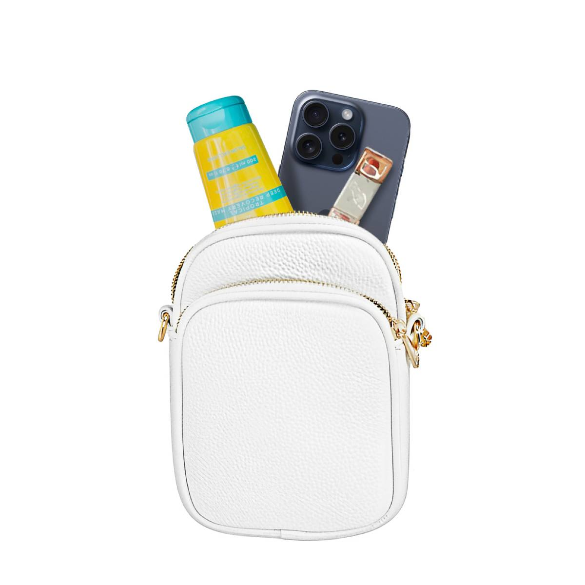 Bolso blanco con cremallera. Contiene un tubo amarillo, un teléfono y un labial. Cremallera y herrajes dorados. Fondo blanco.