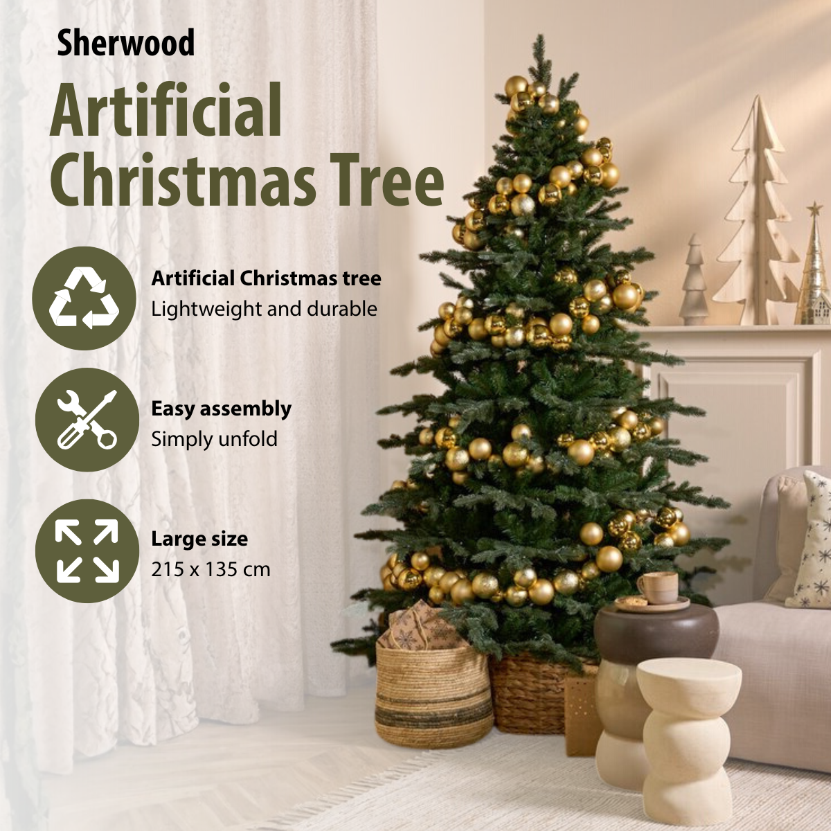 Un sapin de Noël artificiel décoré se dresse dans une pièce. Des ornements dorés ornent l'arbre. Des paniers et une petite table au premier plan.