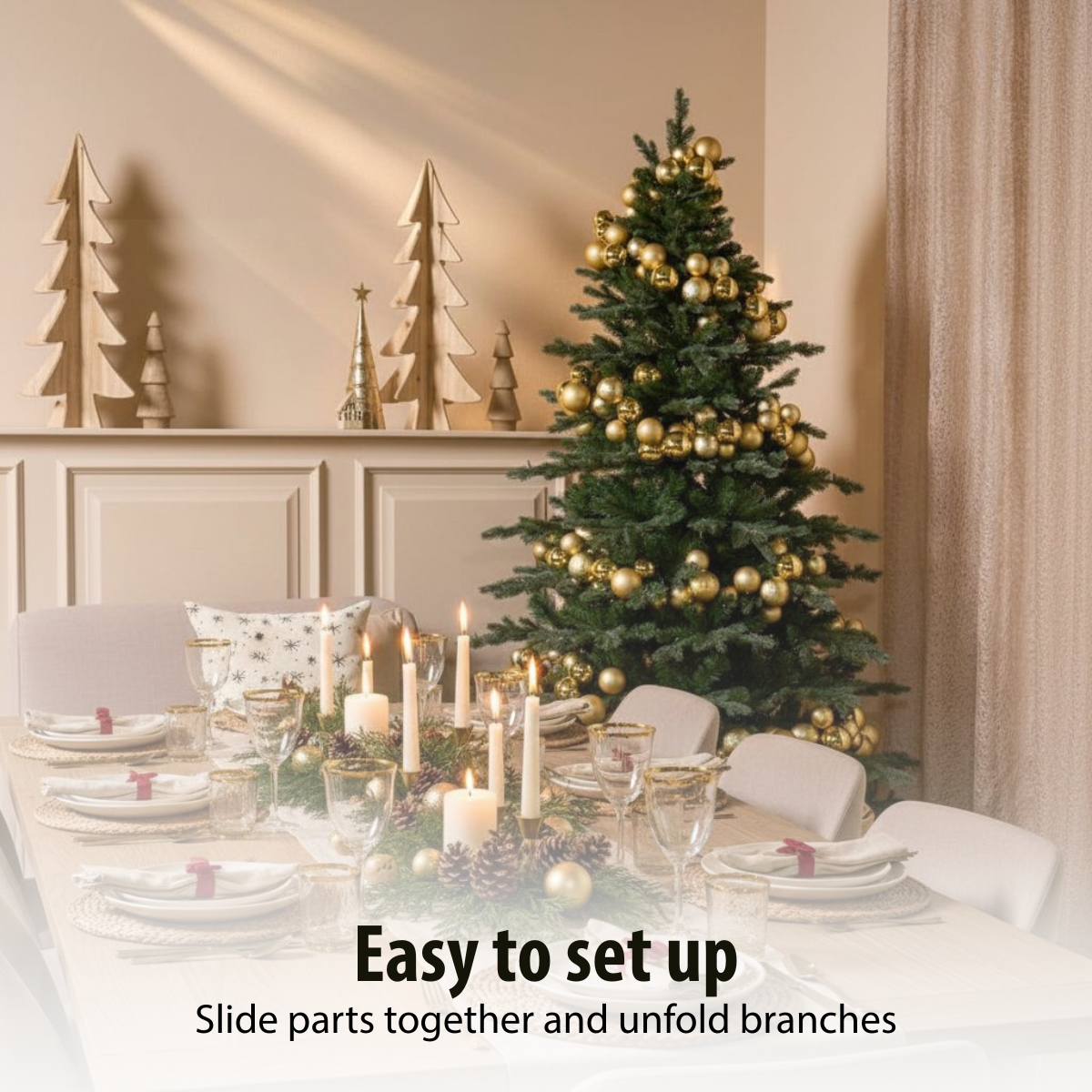 Un sapin de Noël décoré d'ornements dorés à côté d'une table festive. Bougies allumées et décorations de Noël.
