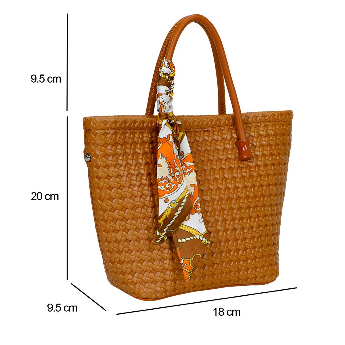 Un bolso tote marrón tejido con asas marrones y una bufanda estampada atada. Las dimensiones están etiquetadas.