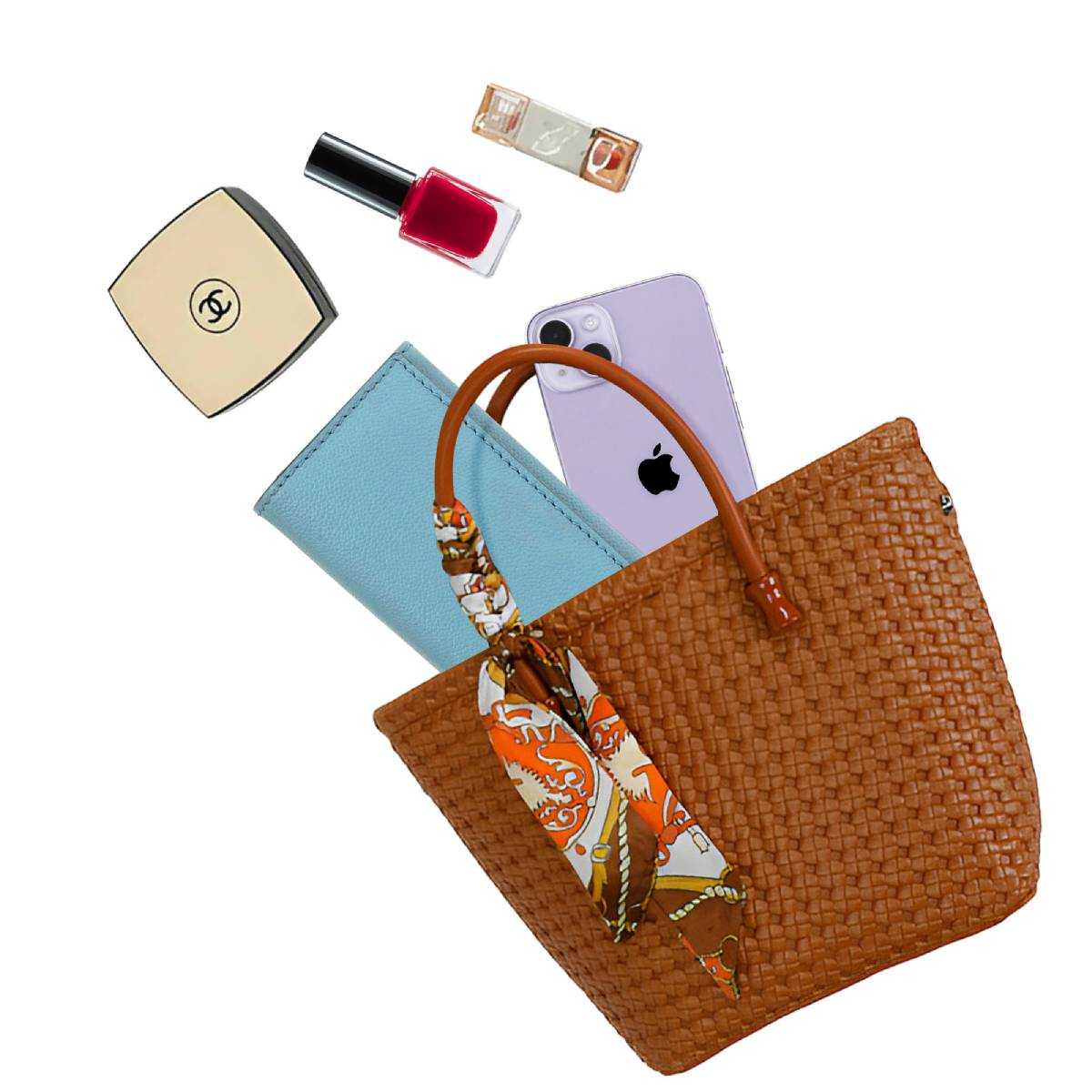 Un bolso tote tejido marrón contiene una cartera azul claro y un teléfono morado. Maquillaje y esmalte de uñas están cerca.