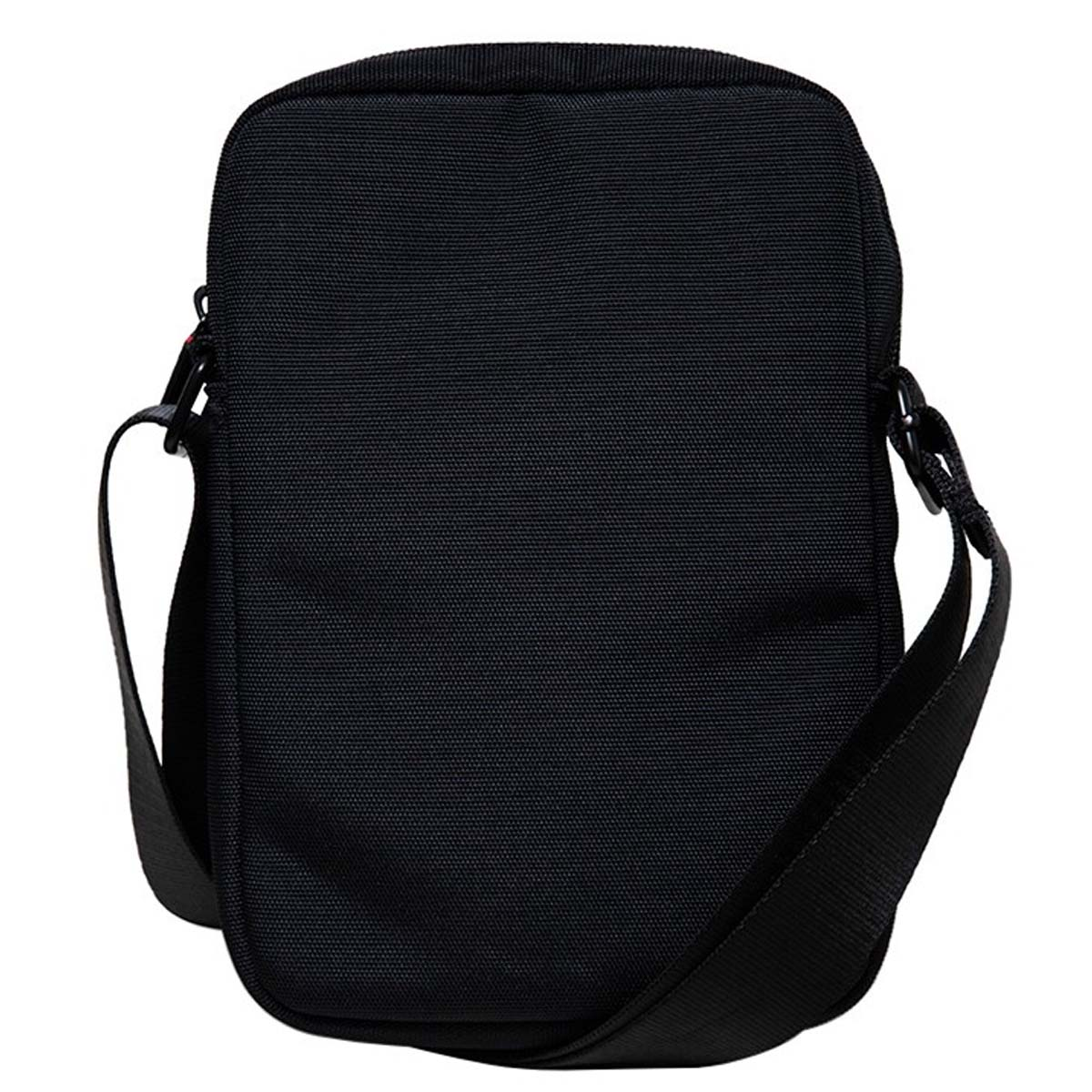 Una borsa a tracolla rettangolare nera con tracolla, clip e cerniera. La borsa è semplice e ha un design essenziale.