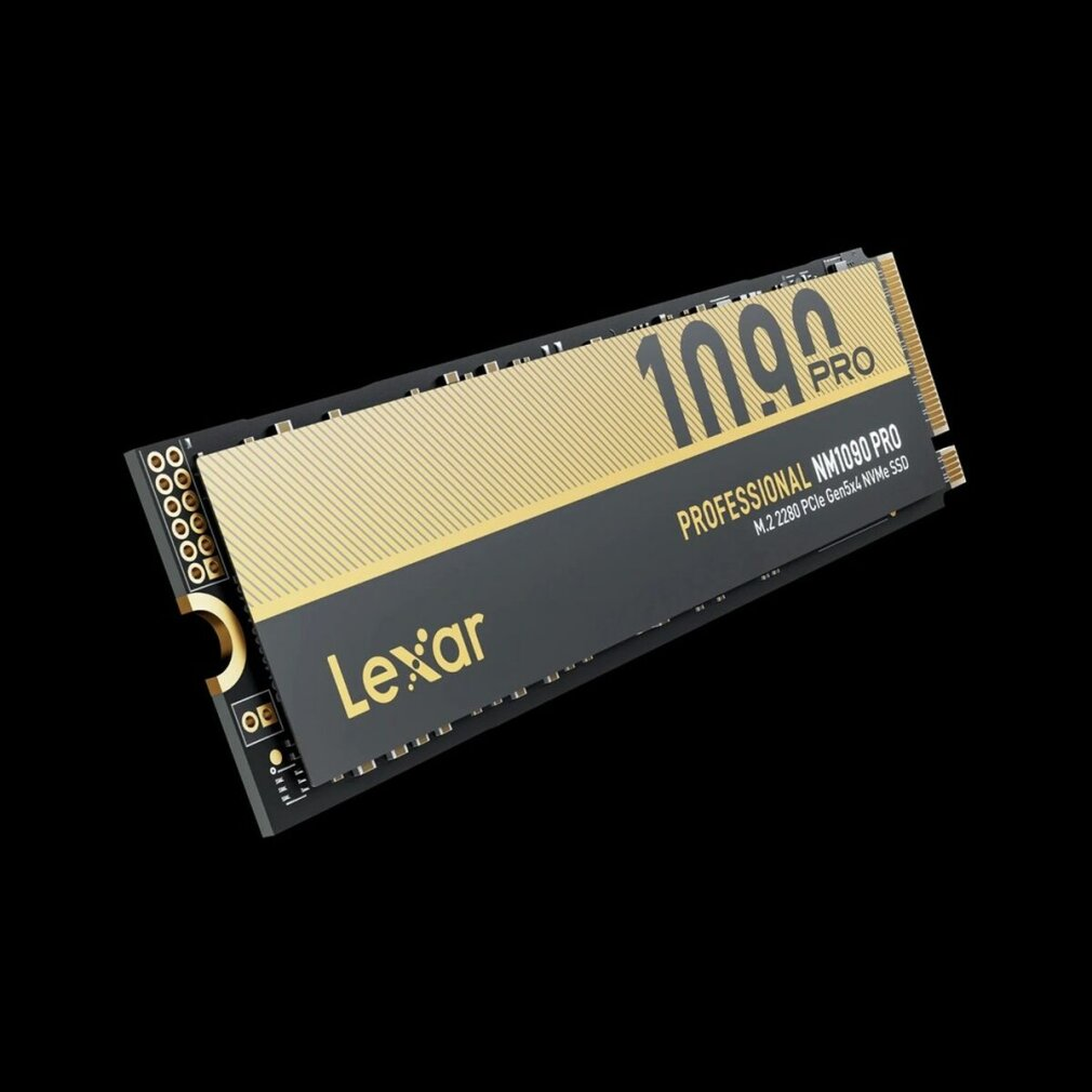 Dysk SSD Lexar NM1090 PRO na czarnym tle. Ma złote i czarne kolory. Tekst brzmi '1090 PRO' i 'PROFESSIONAL NM1090 PRO'.