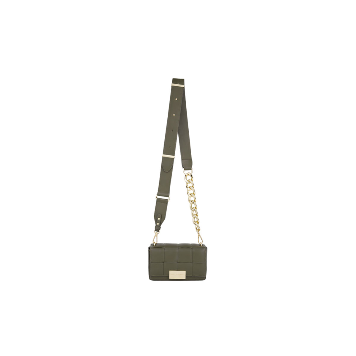 Eine olivgrüne, gewebte Handtasche mit goldener Kette und Riemen, vor weißem Hintergrund hängend.