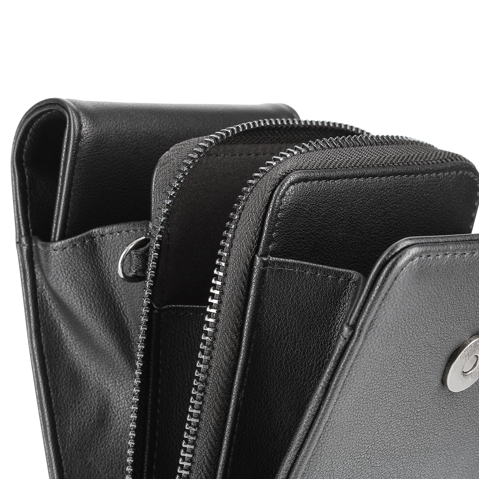 Primer plano de una cartera de cuero negro con compartimentos abiertos, cremalleras y un cierre metálico.