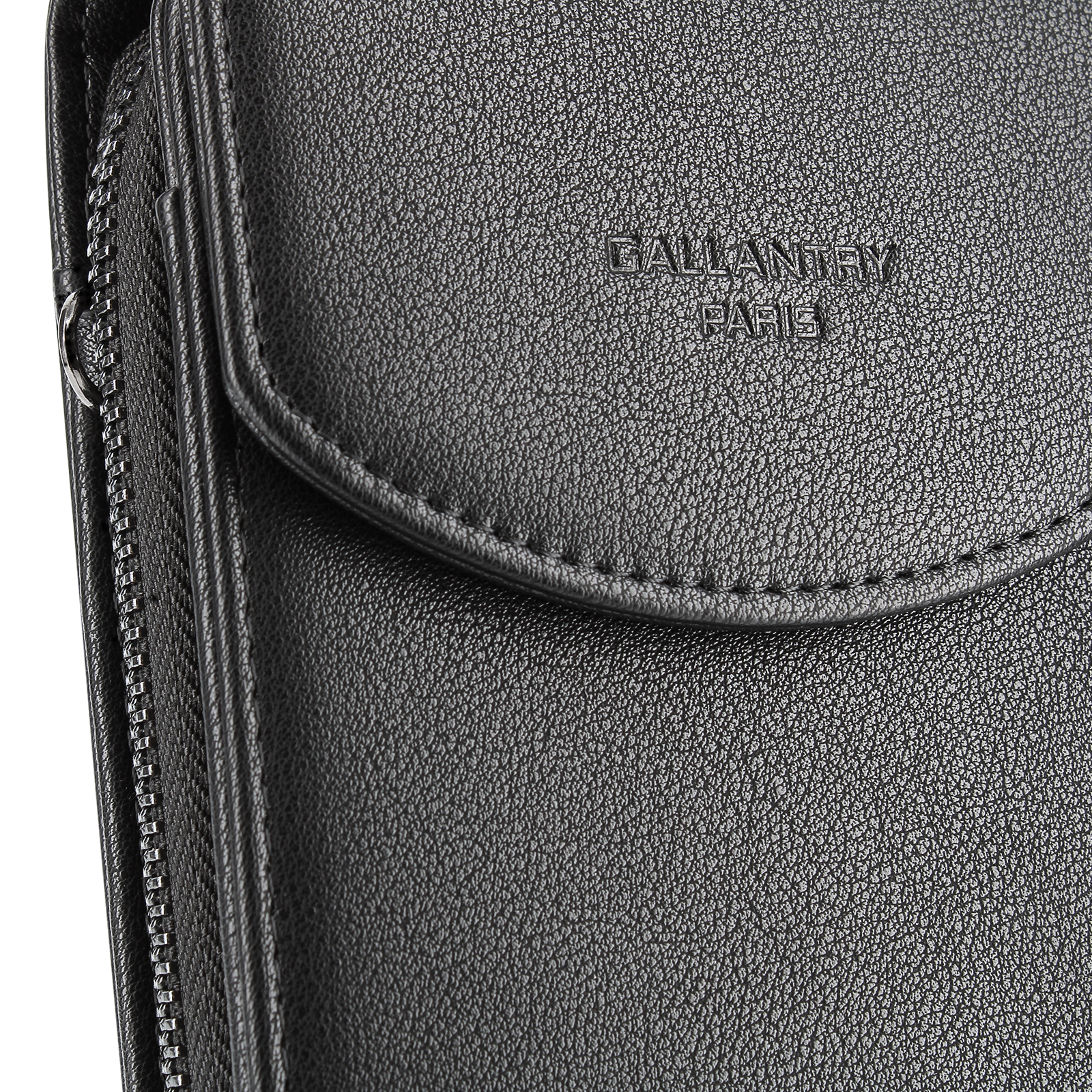 Primer plano de una cartera de cuero negro con cremallera. La marca 'GALLANTRY PARIS' es visible.
