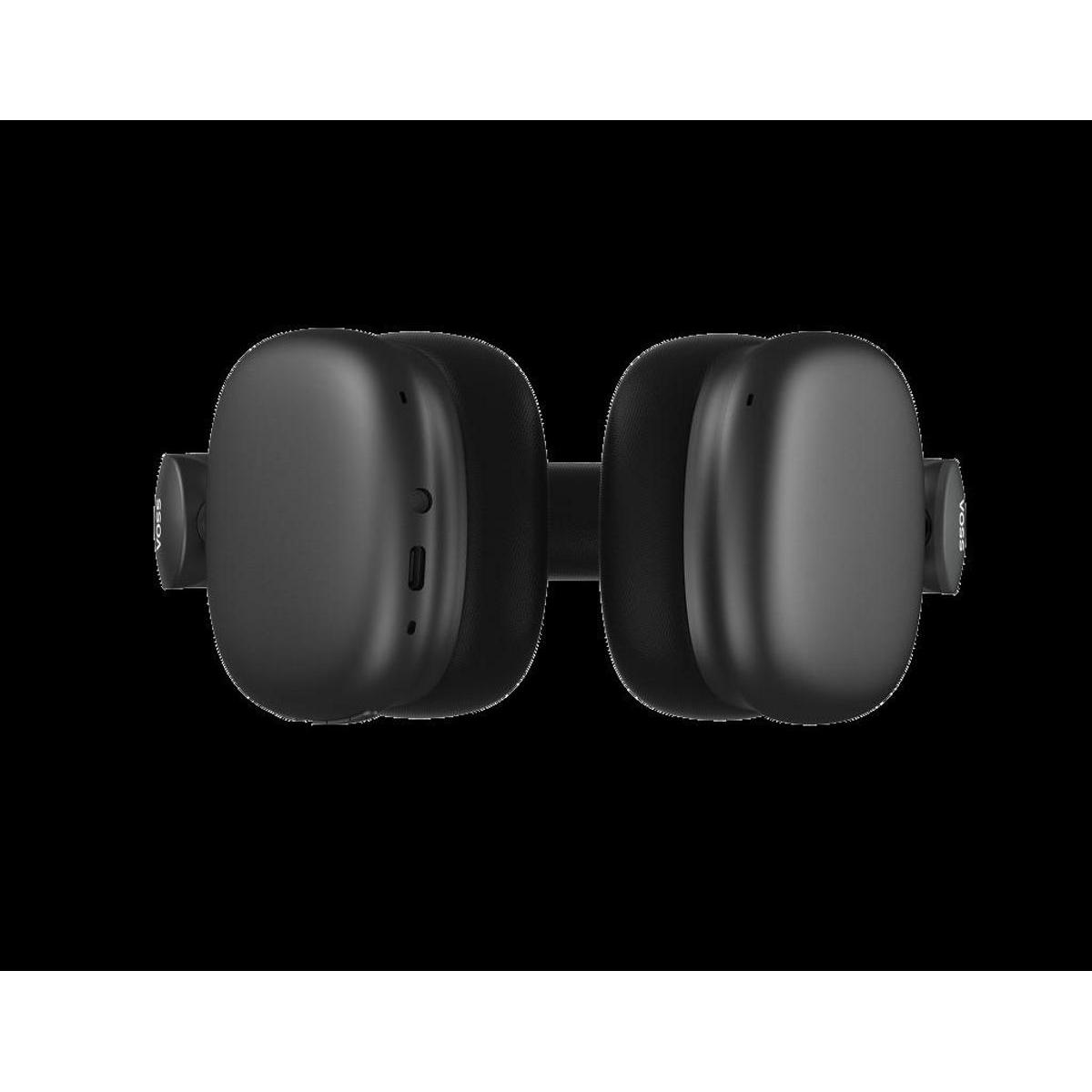 Auriculares negros sobre fondo negro. Los auriculares tienen un diseño curvo, con el nombre de la marca visible.