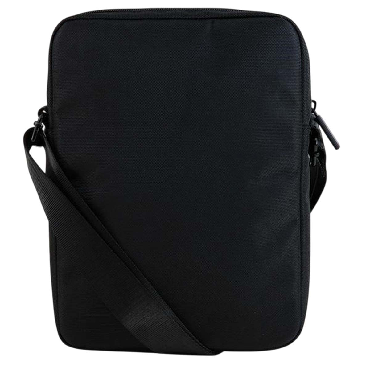 Una borsa a tracolla nera rettangolare con chiusura a zip e tracolla. Lo sfondo è bianco.