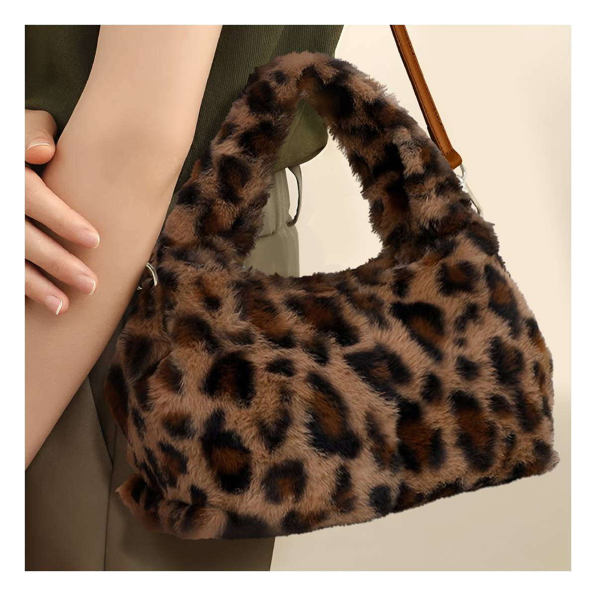 Eine Person hält eine flauschige Handtasche mit Leopardenmuster. Die Tasche ist braun und schwarz. Die Person trägt ein grünes Hemd und khakifarbene Hosen.