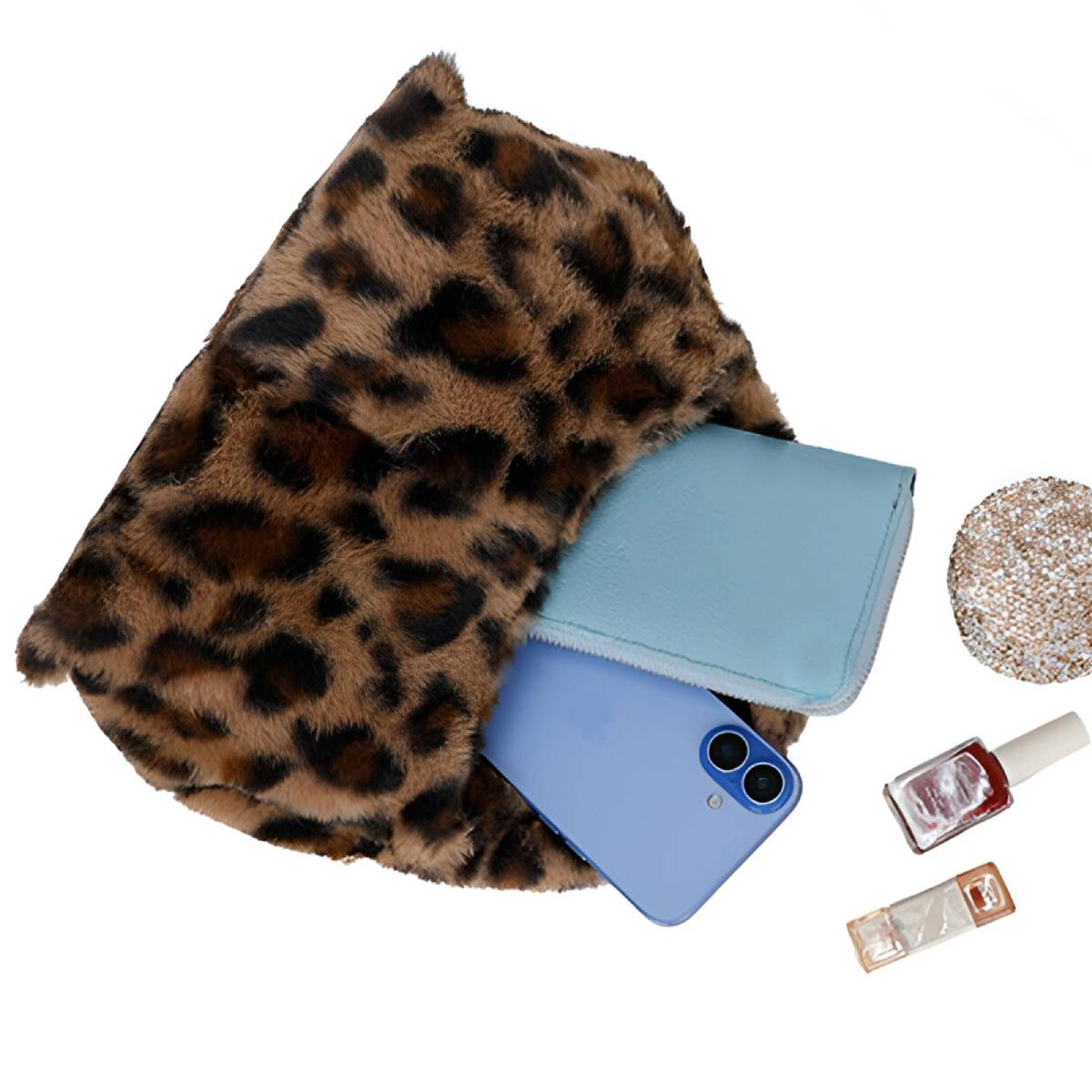 Eine Tasche mit Leopardenmuster enthält ein blaues Telefon und eine Brieftasche. Nagellack und ein kleiner Paillettenkreis liegen daneben.