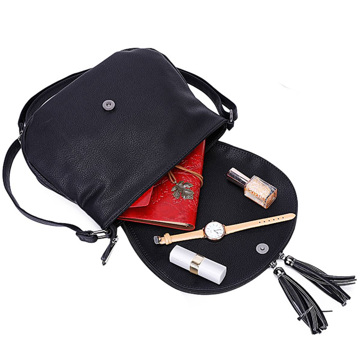 Bolso negro abierto, mostrando cuaderno rojo, reloj, lápiz labial, esmalte. Borlas colgando. Objetos sobre fondo negro contra blanco.