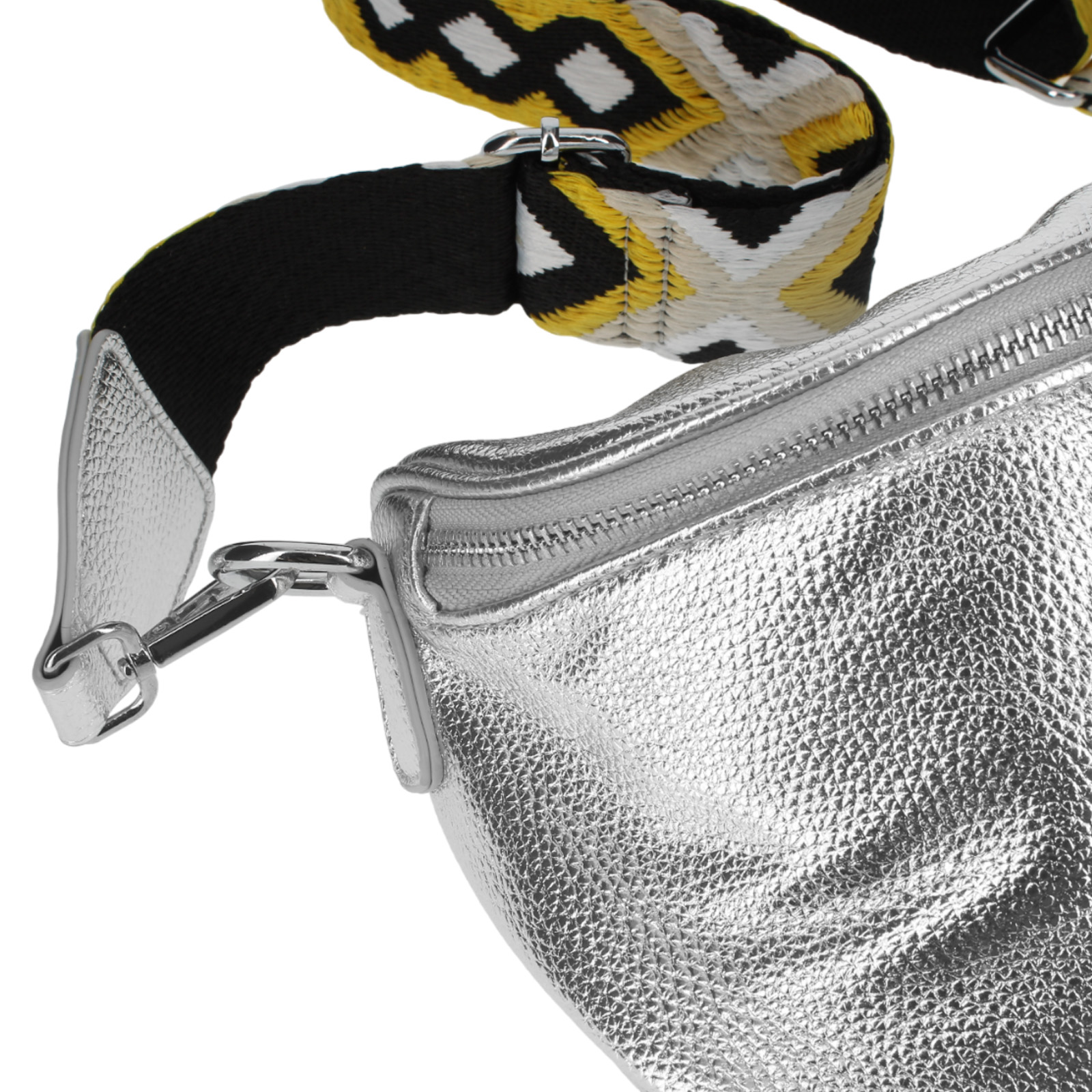 Bolso plateado con correa estampada. La correa es negra, amarilla y blanca. El bolso tiene cremallera y cierre metálico.