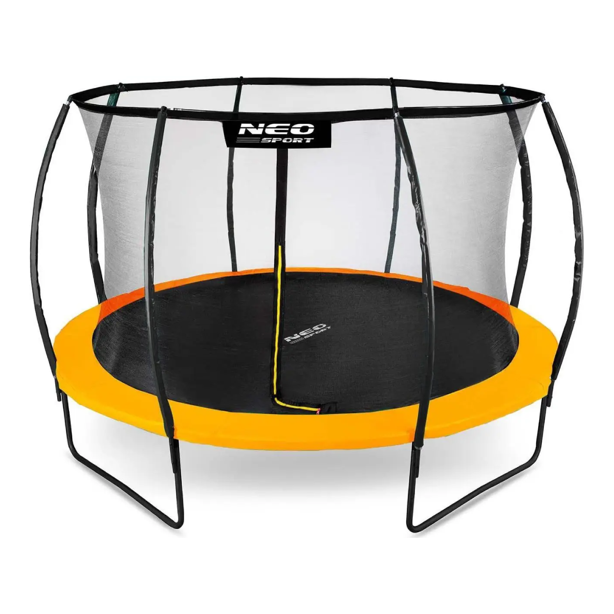 Trampolina z czarną powierzchnią do skakania, pomarańczowymi krawędziami, siatką zabezpieczającą i czarną ramą. Widoczna marka "NEO SPORT".