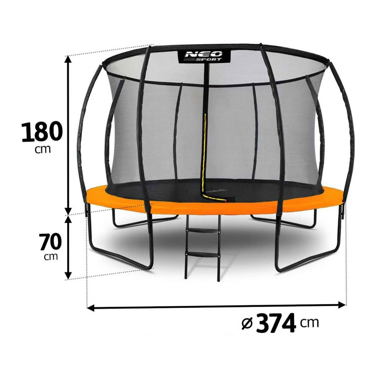 Trampolina z czarną ramą, pomarańczową krawędzią, siatką zabezpieczającą i drabiną. Wymiary: wysokość 180 cm, szerokość 70 cm i średnica 374 cm.