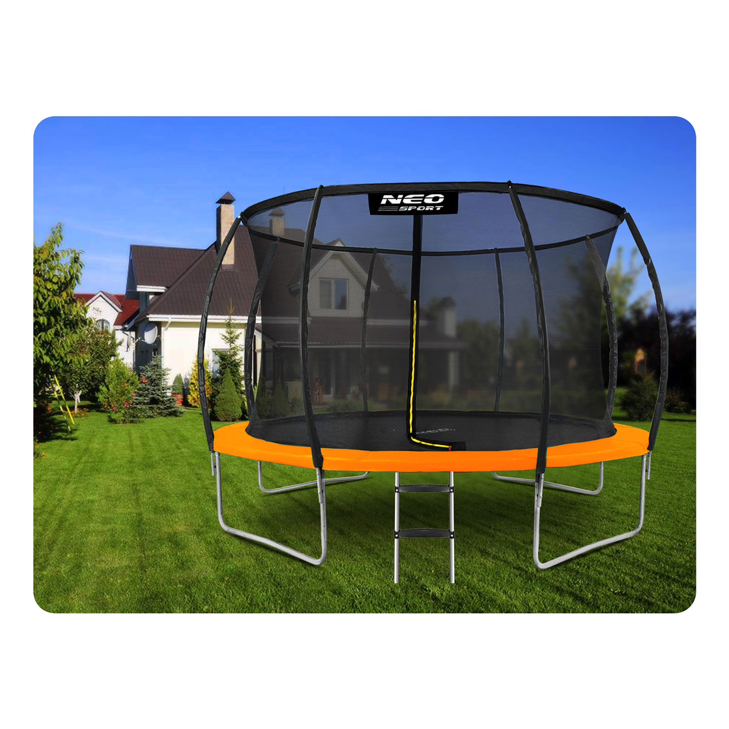 Pomarańczowa trampolina z czarną siatką i drabiną na zielonej trawie. W tle dom i błękitne niebo.