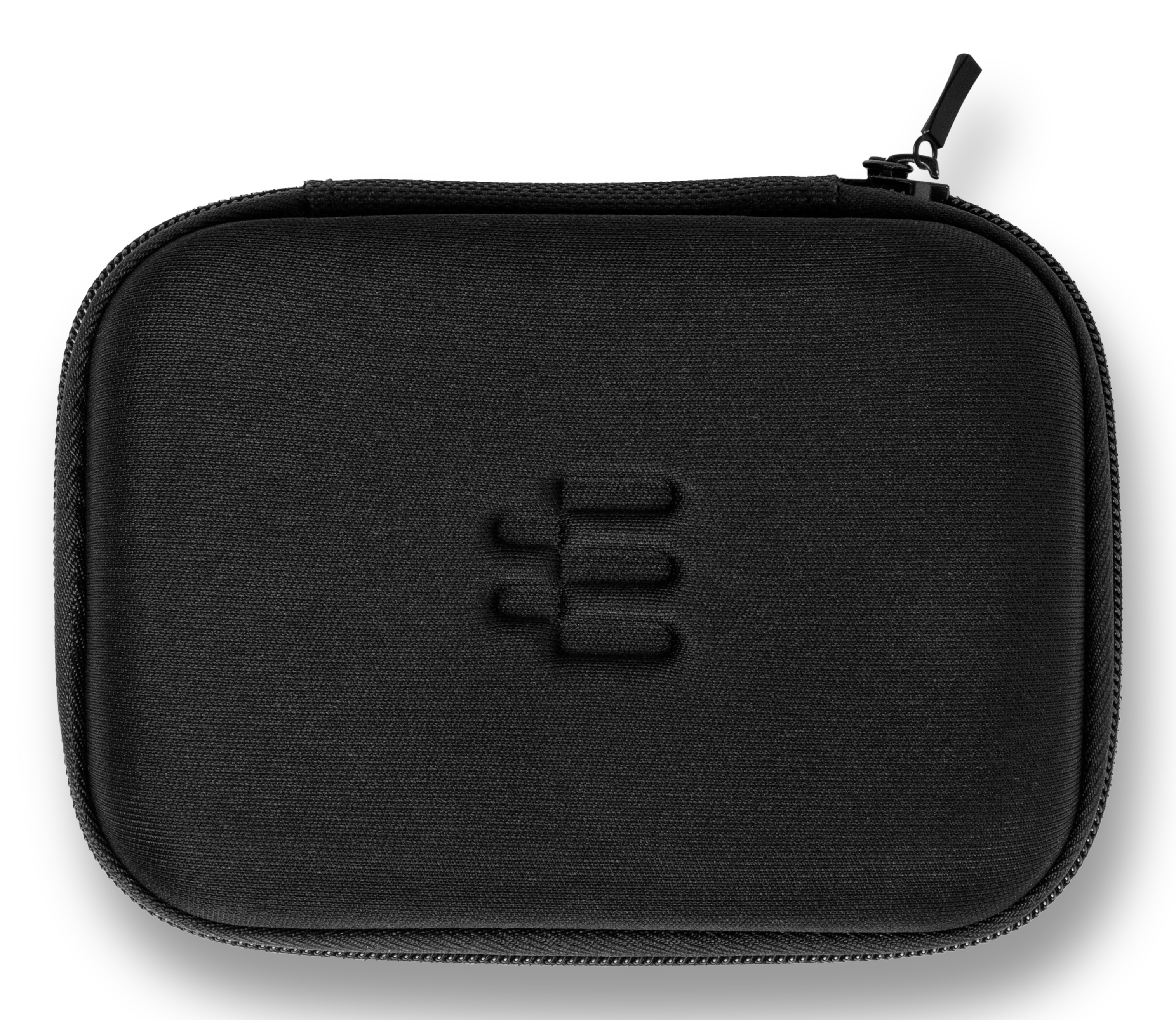 Zwarte, ovale etui met rits en reliëflogo. Witte achtergrond met schaduw. De etui is gesloten.