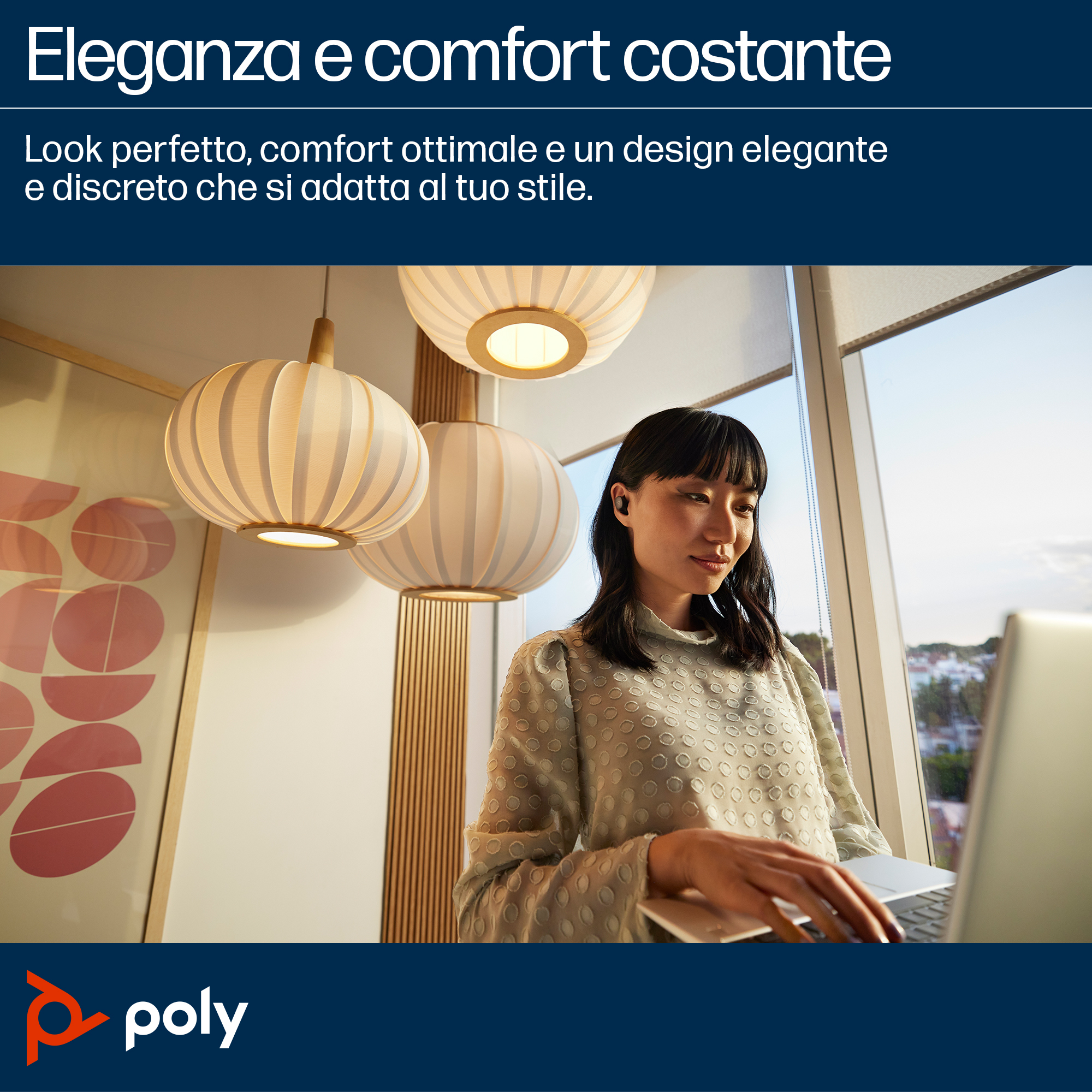 Donna che lavora su un laptop, con auricolari. Tre lampade a sospensione sopra. Il logo Poly in basso.