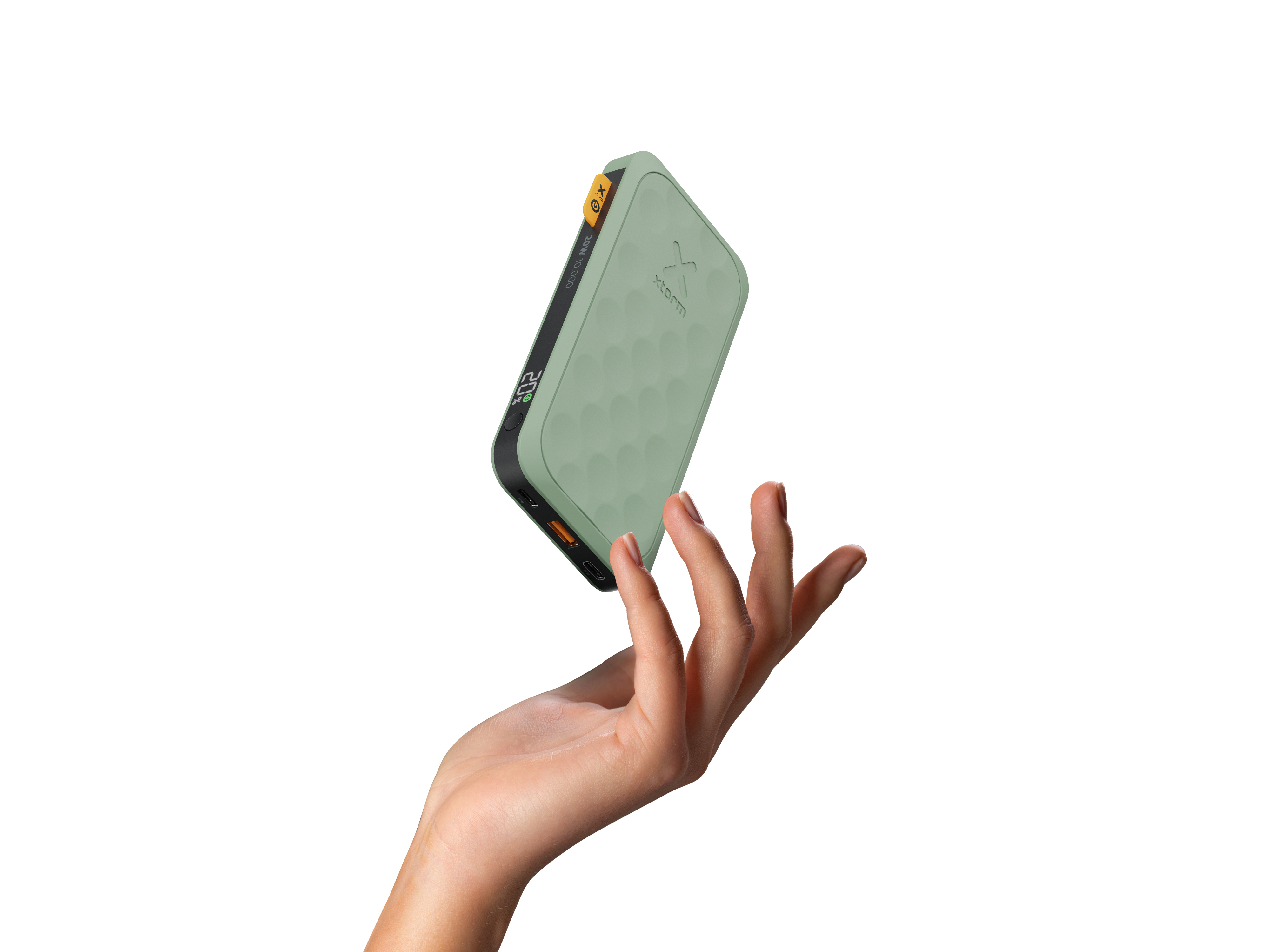 Eine Hand hält eine grüne Powerbank. Sie hat ein Digitaldisplay mit 20% und dem X-storm-Logo.