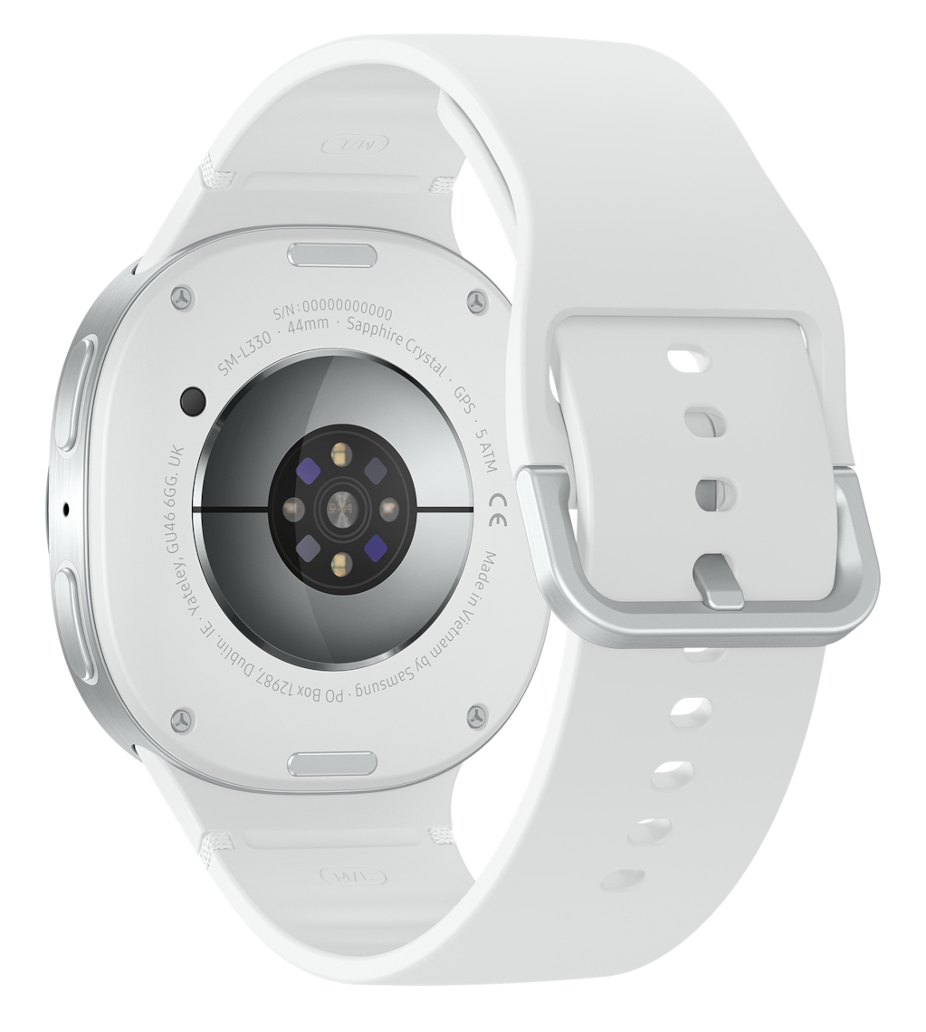 Biały smartwatch z białym paskiem, srebrną klamrą i czarnym czujnikiem z tyłu. Szczegóły obejmują tekst i logo Samsung.