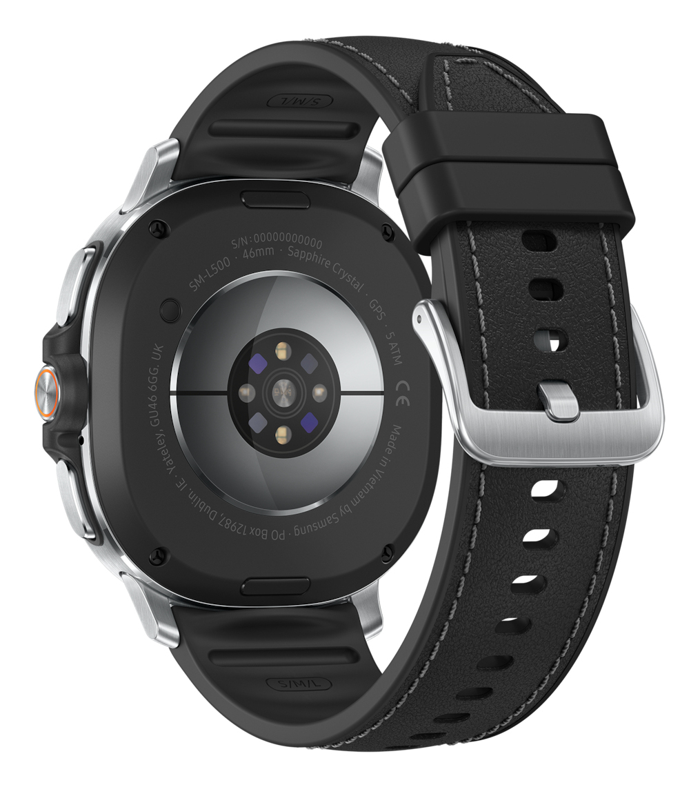 Retro di smartwatch nero. Lunetta argentata, cinturino nero con fibbia. Array di sensori, dettagli di testo visibili.