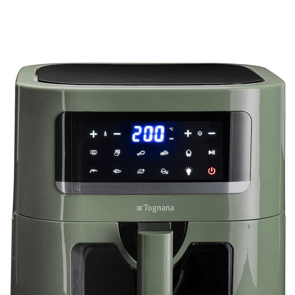 Una friggitrice ad aria verde oliva con display digitale che mostra 200 gradi. Sotto il display ci sono icone per le modalità di cottura. Il marchio è Tognana.