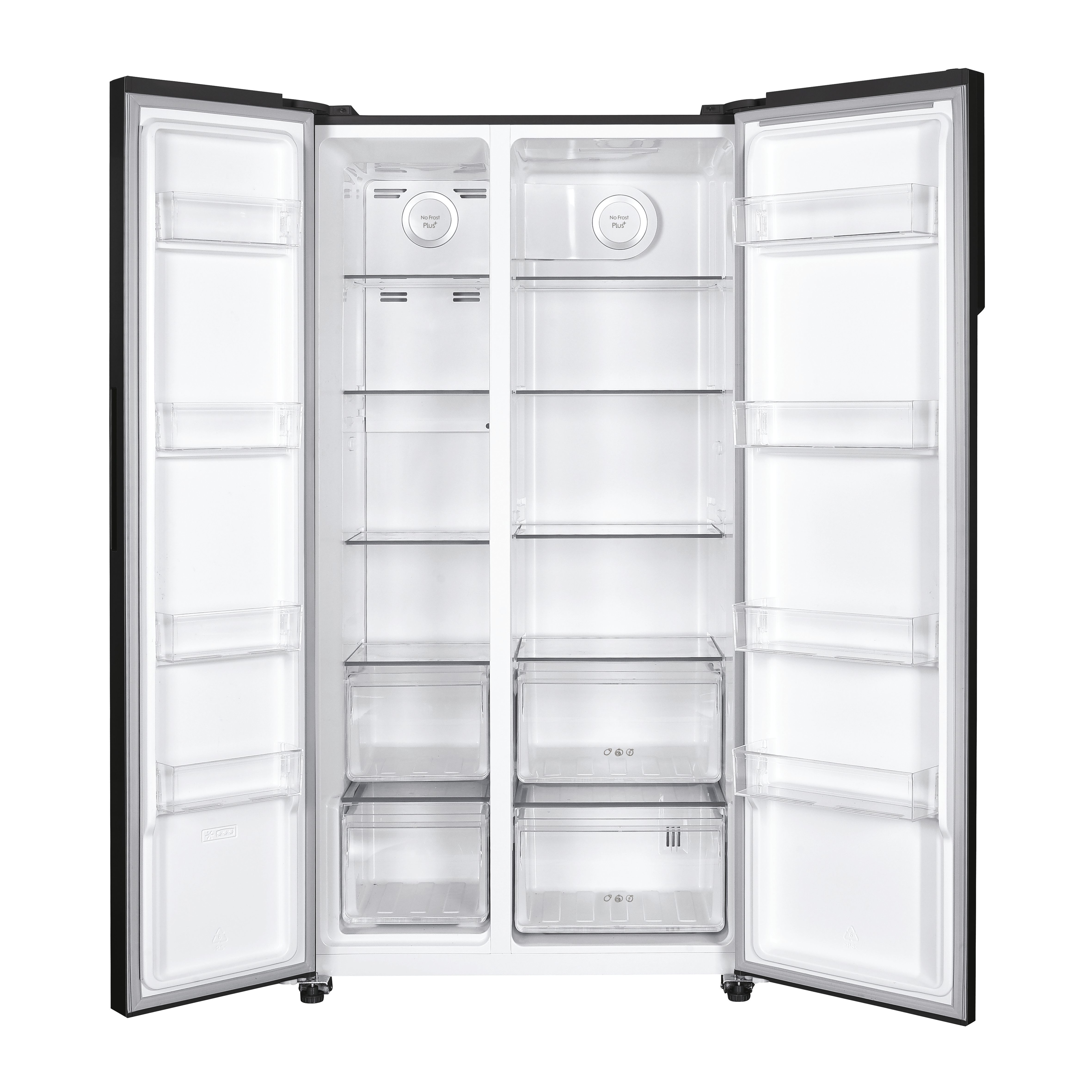 Refrigerador abierto mostrando el interior. Tiene estantes, cajones y etiquetas 'No Frost Plus'. Exterior negro, interior blanco.