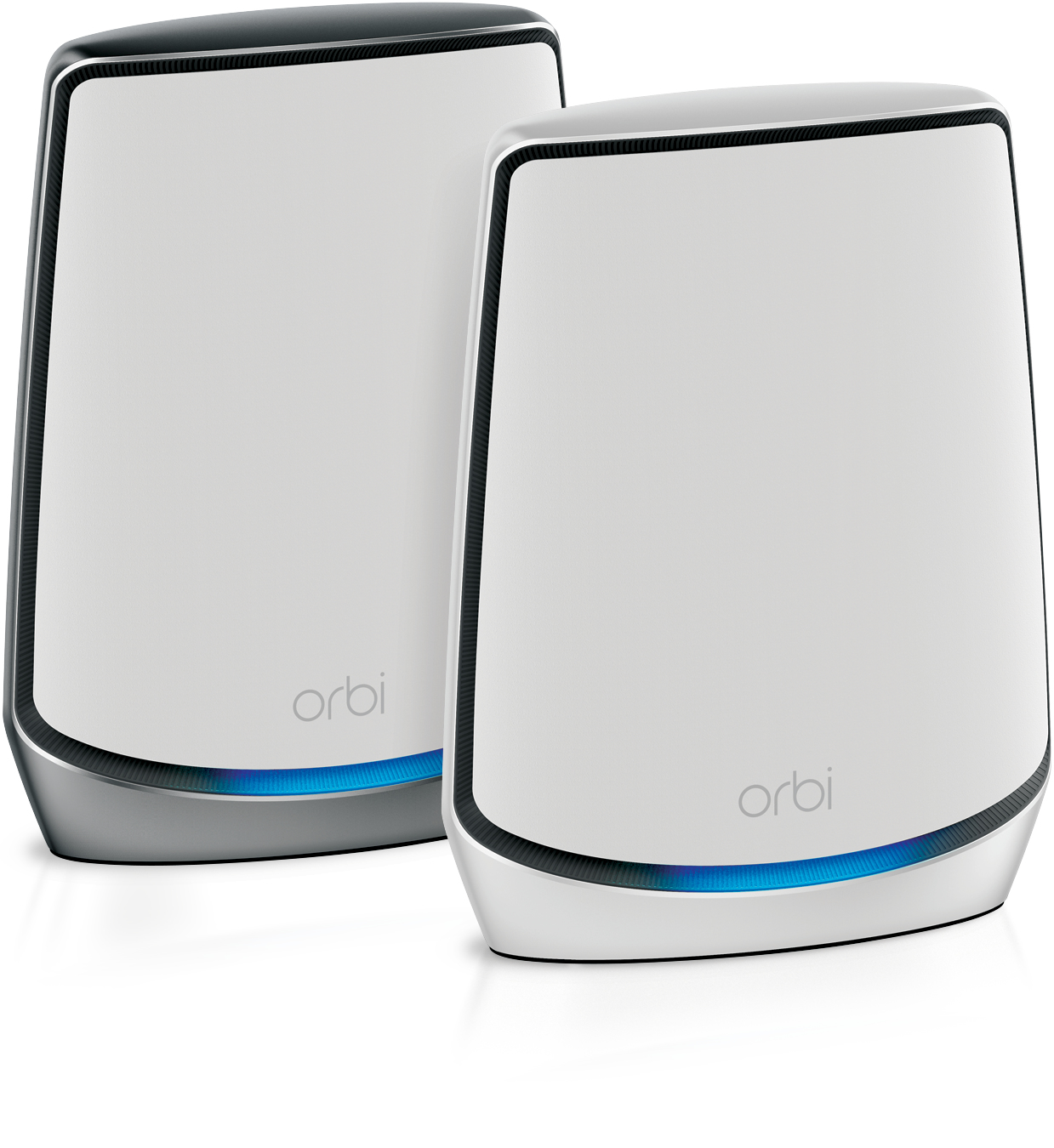Dos routers Orbi blancos. Tienen cuerpo blanco, borde negro y luz azul abajo. El logotipo 'orbi' está impreso.
