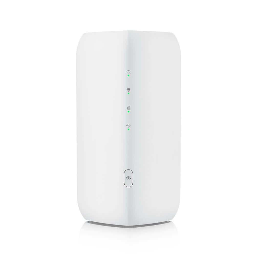 Un enrutador blanco con luces indicadoras verdes. Tiene un botón de encendido y otros símbolos de conectividad.