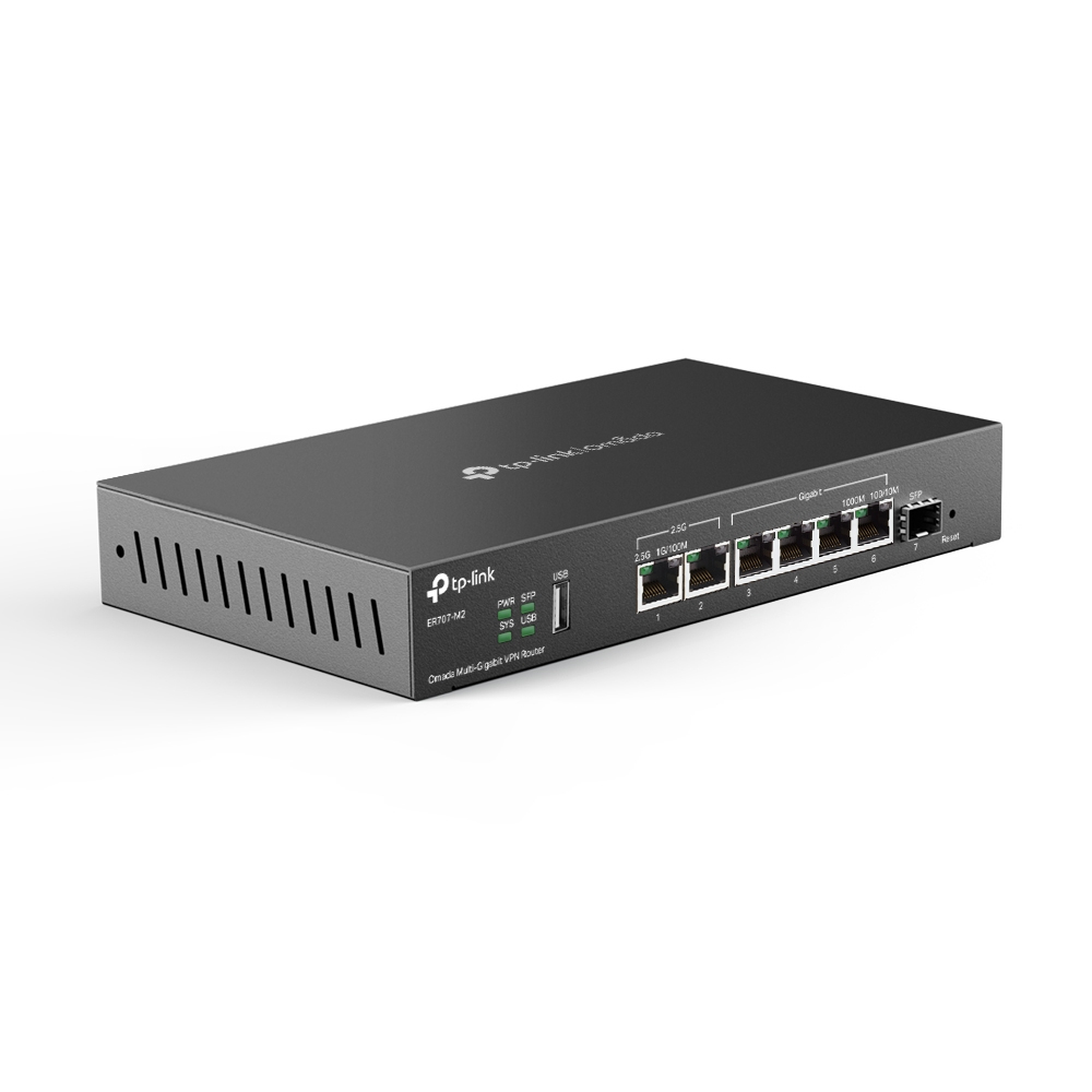 Zwarte TP-Link multi-gigabit VPN-router. Poorten en labels zijn zichtbaar aan de voorkant. De router staat op een witte achtergrond.