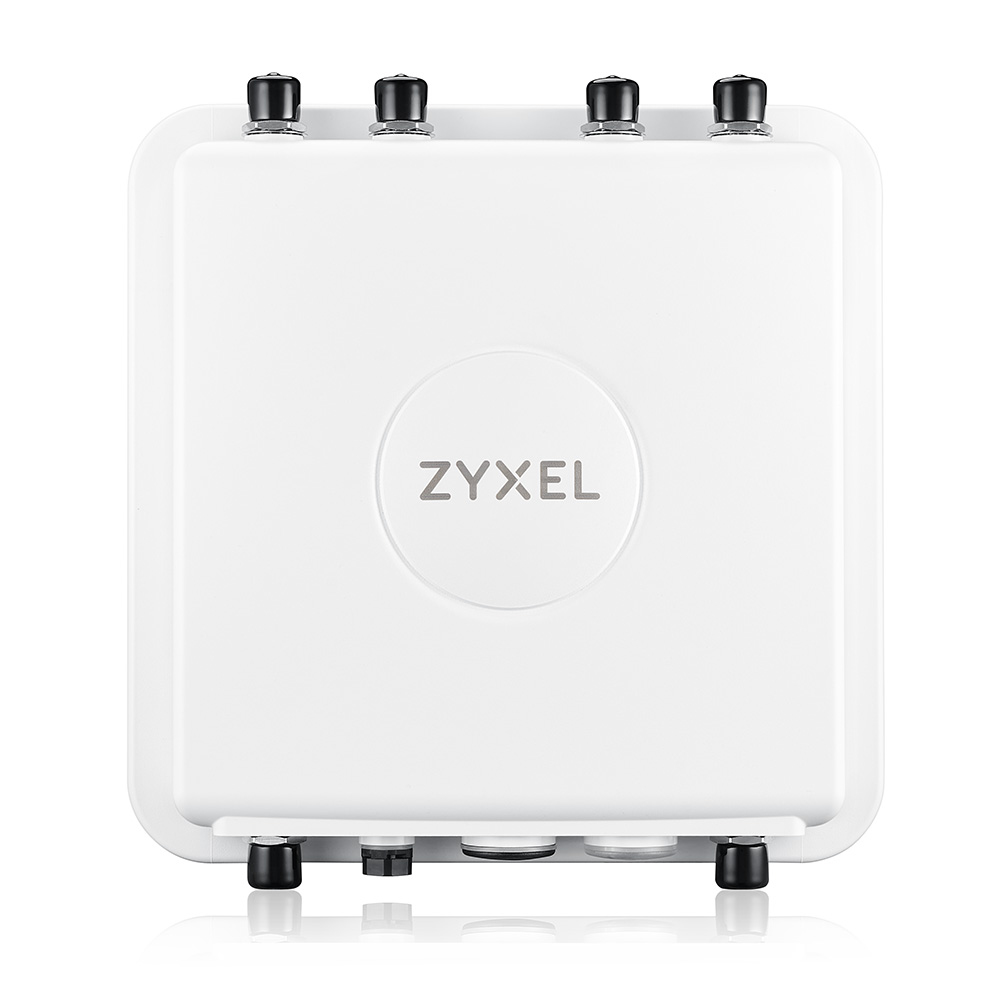 Un access point wireless Zyxel bianco con quattro antenne nere in alto e quattro piedini in basso, su sfondo bianco.