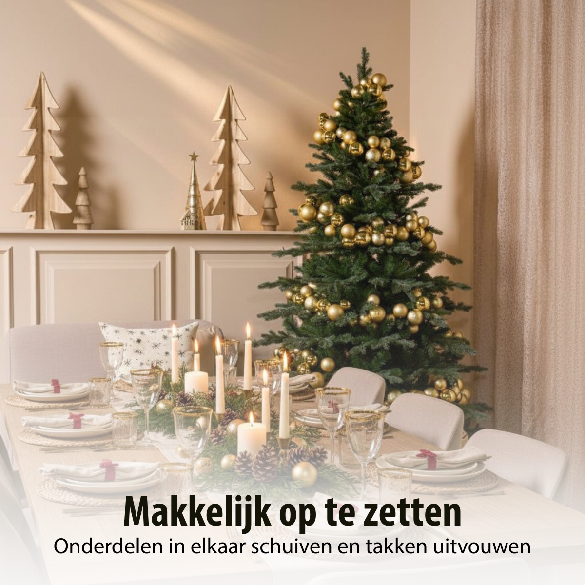 Scène de Noël festive avec un arbre décoré, une table dressée et des arbres en bois décoratifs sur une étagère.