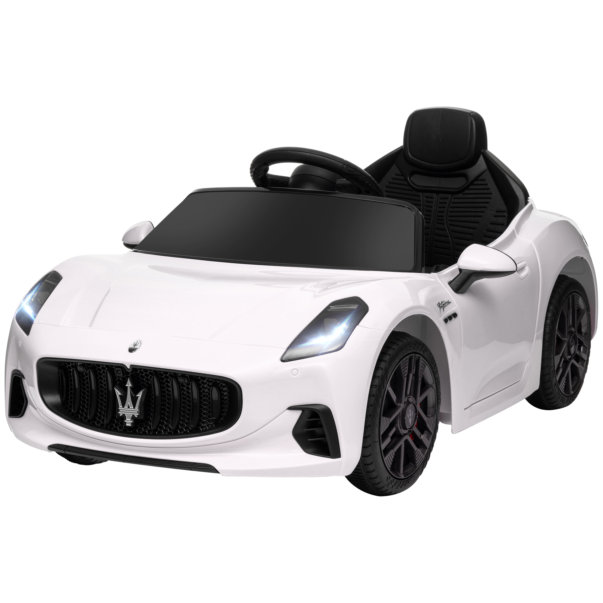 Un'auto Maserati bianca per bambini. Ha ruote nere, interni neri e un volante. L'auto è su sfondo bianco.