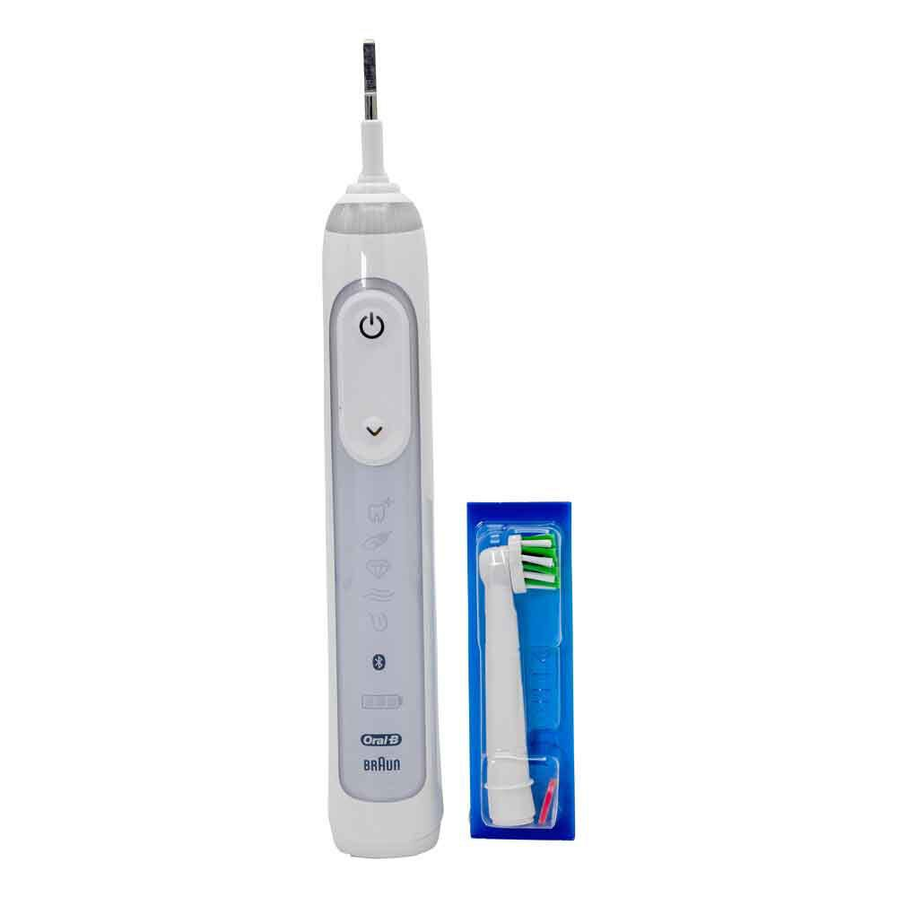 Un cepillo de dientes eléctrico Oral-B blanco y plateado y un cabezal de repuesto en embalaje azul, sobre un fondo blanco.