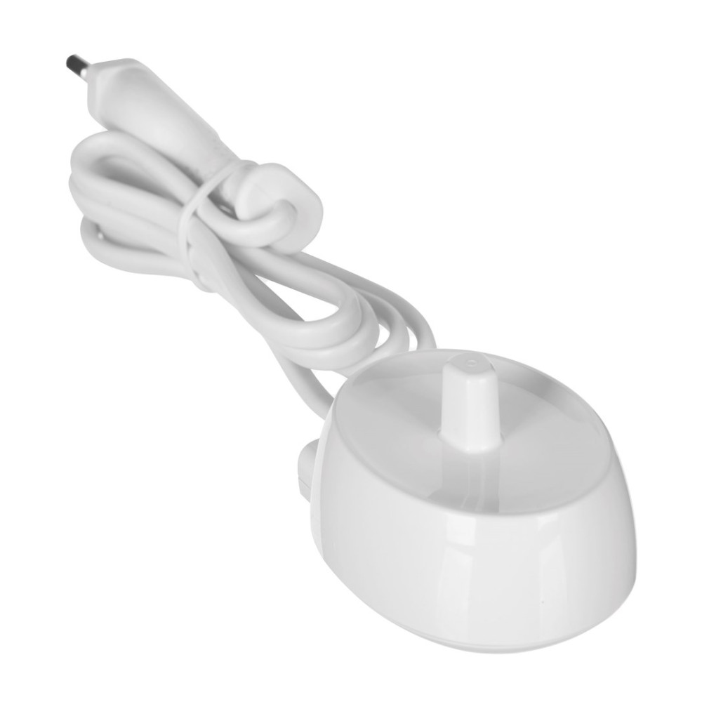 Biała ładowarka do szczoteczki elektrycznej. Ma zaokrągloną podstawę z centralnym słupkiem i białym kablem z wtyczką.